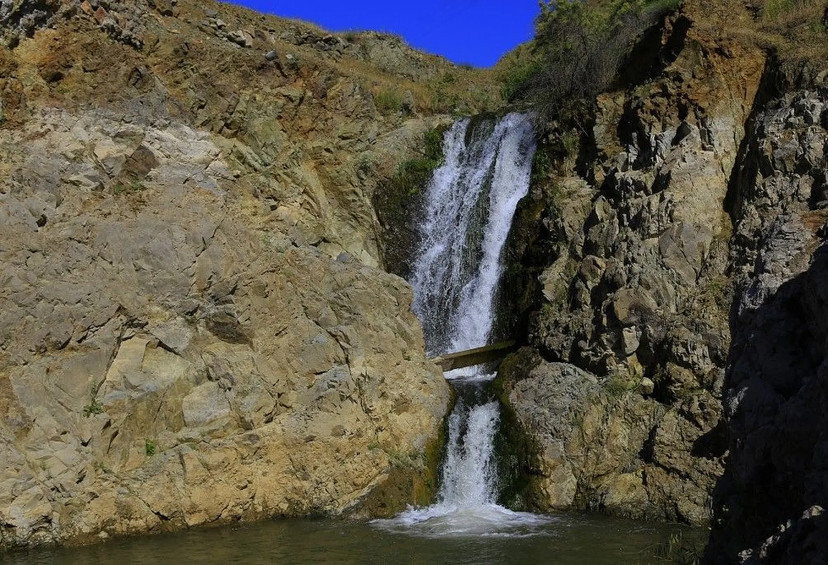 Konakalmaz Şelalesi baharla coştu