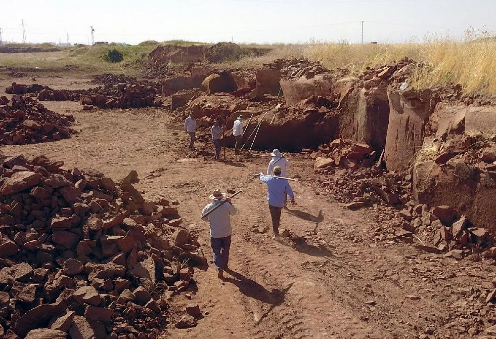 Kavurucu sıcakta ekmeklerini taştan çıkarıyorlar