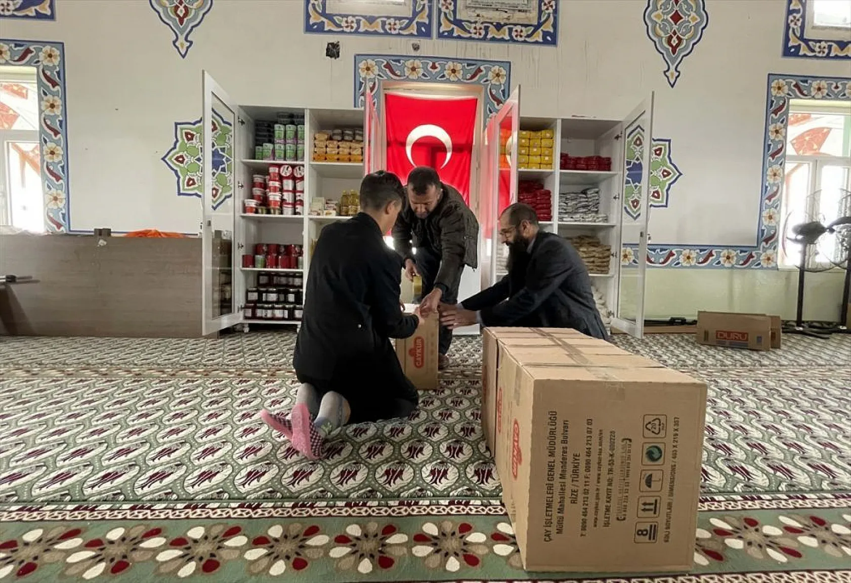 Camideki 'paylaşım dolabı' depremzedeler için doluyor