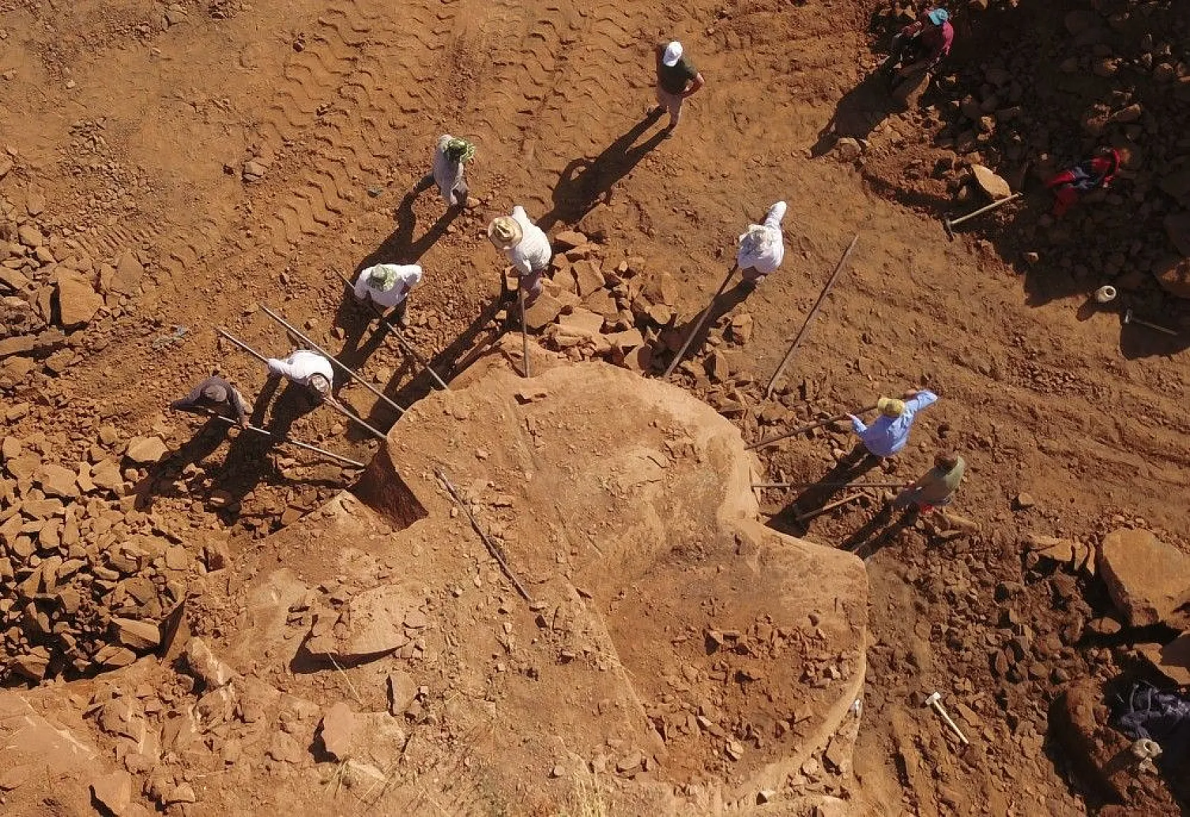 Kavurucu sıcakta ekmeklerini taştan çıkarıyorlar