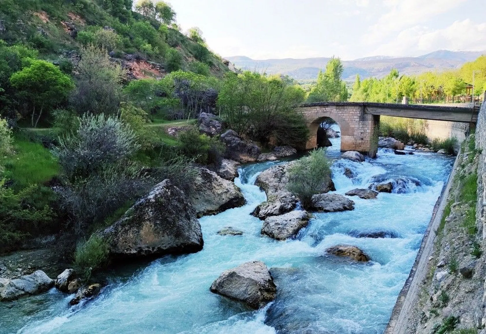 Doğal yaşamı ile dikkat çeken ilçe baharla renklendi