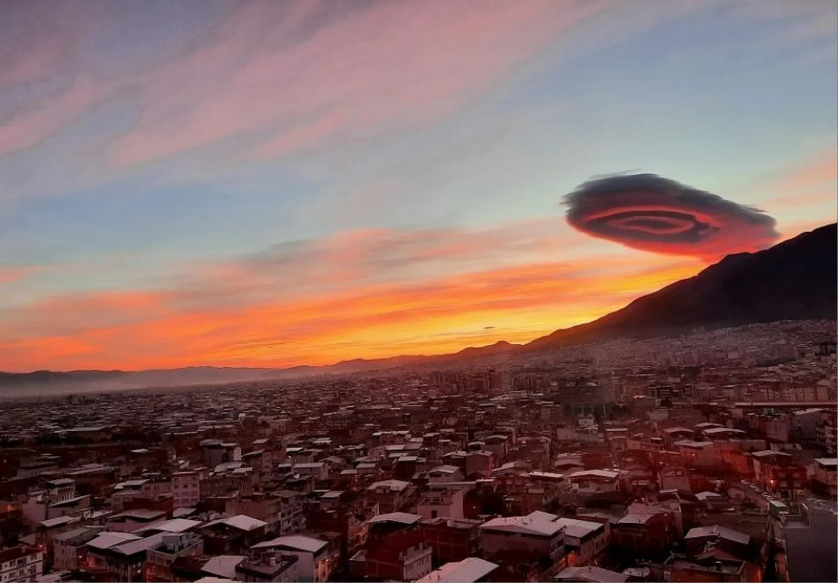 UFO görünümlü bulut! Görenler şaşkınlıklarını gizleyemedi