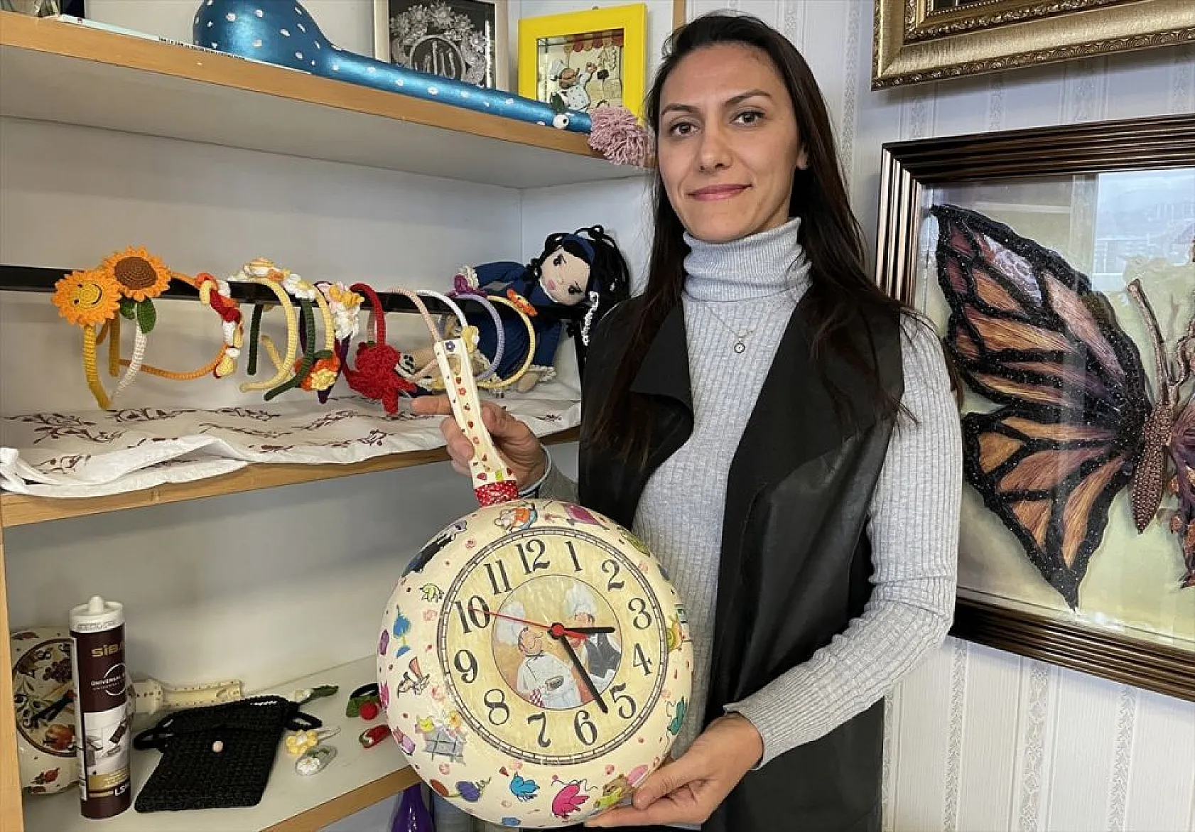 Anneler ve çocukları kursta dekoratif ürünler yapıyor