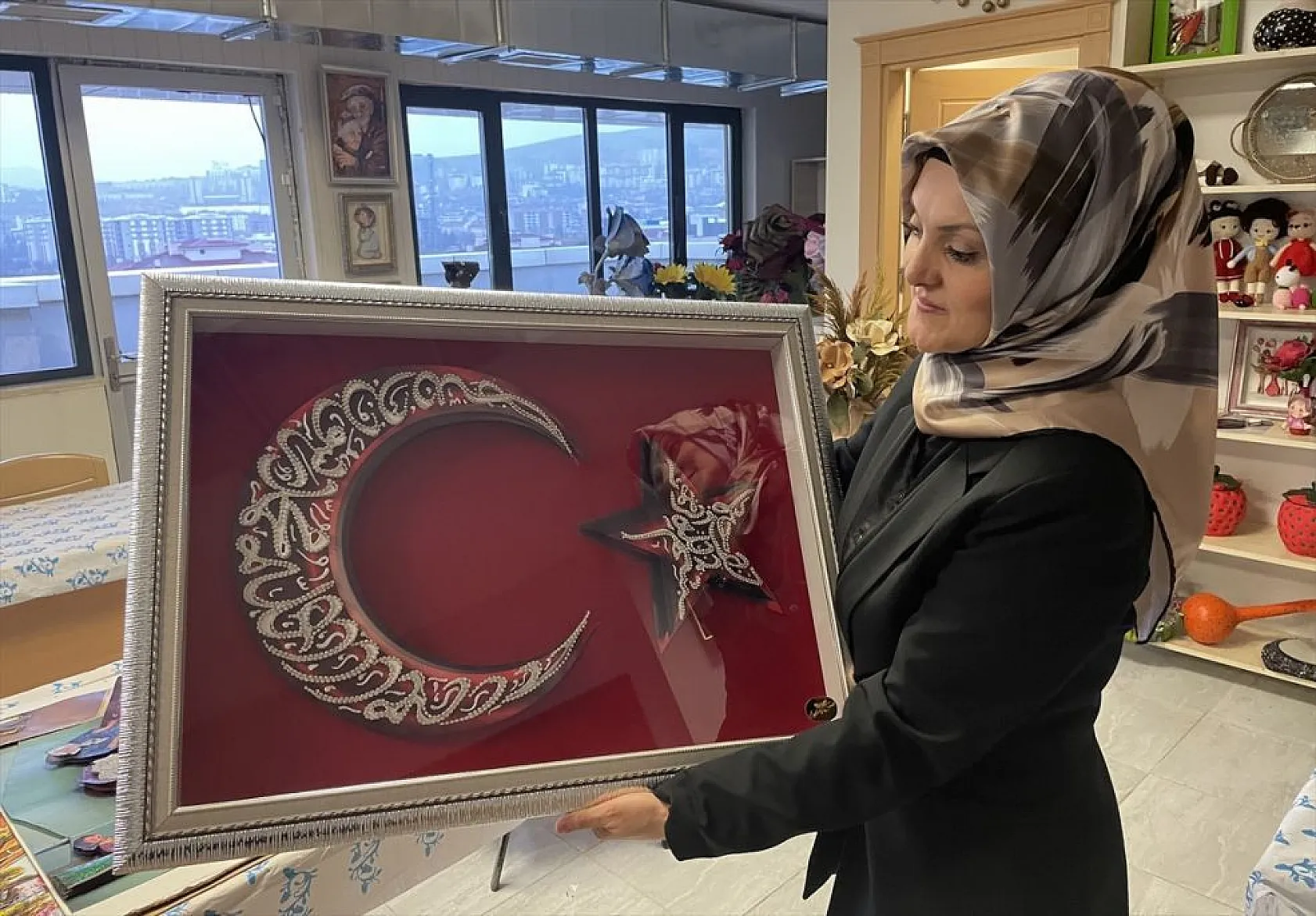 Anneler ve çocukları kursta dekoratif ürünler yapıyor