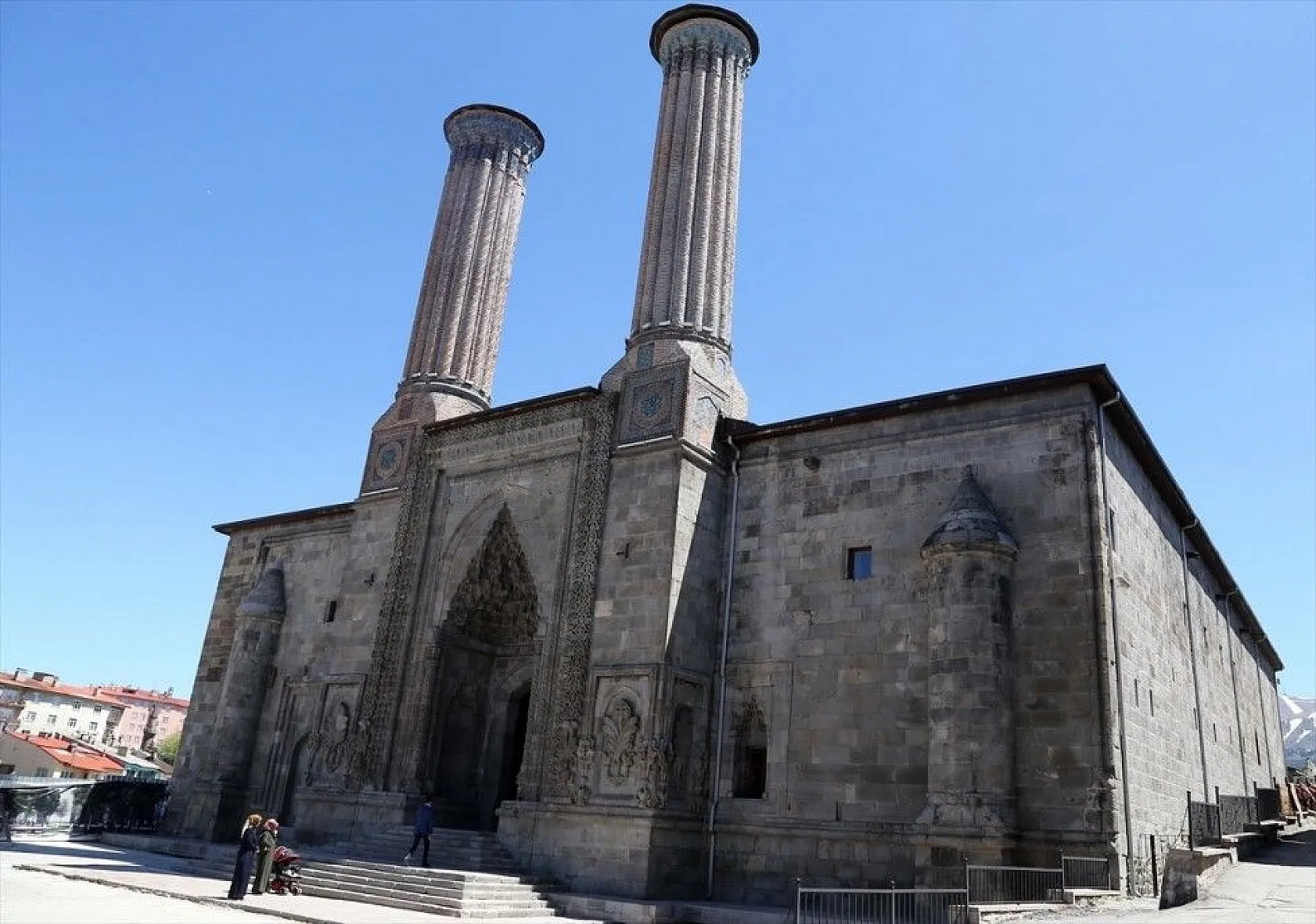 Çifte Minareli Medrese motifleriyle göz kamaştırıyor