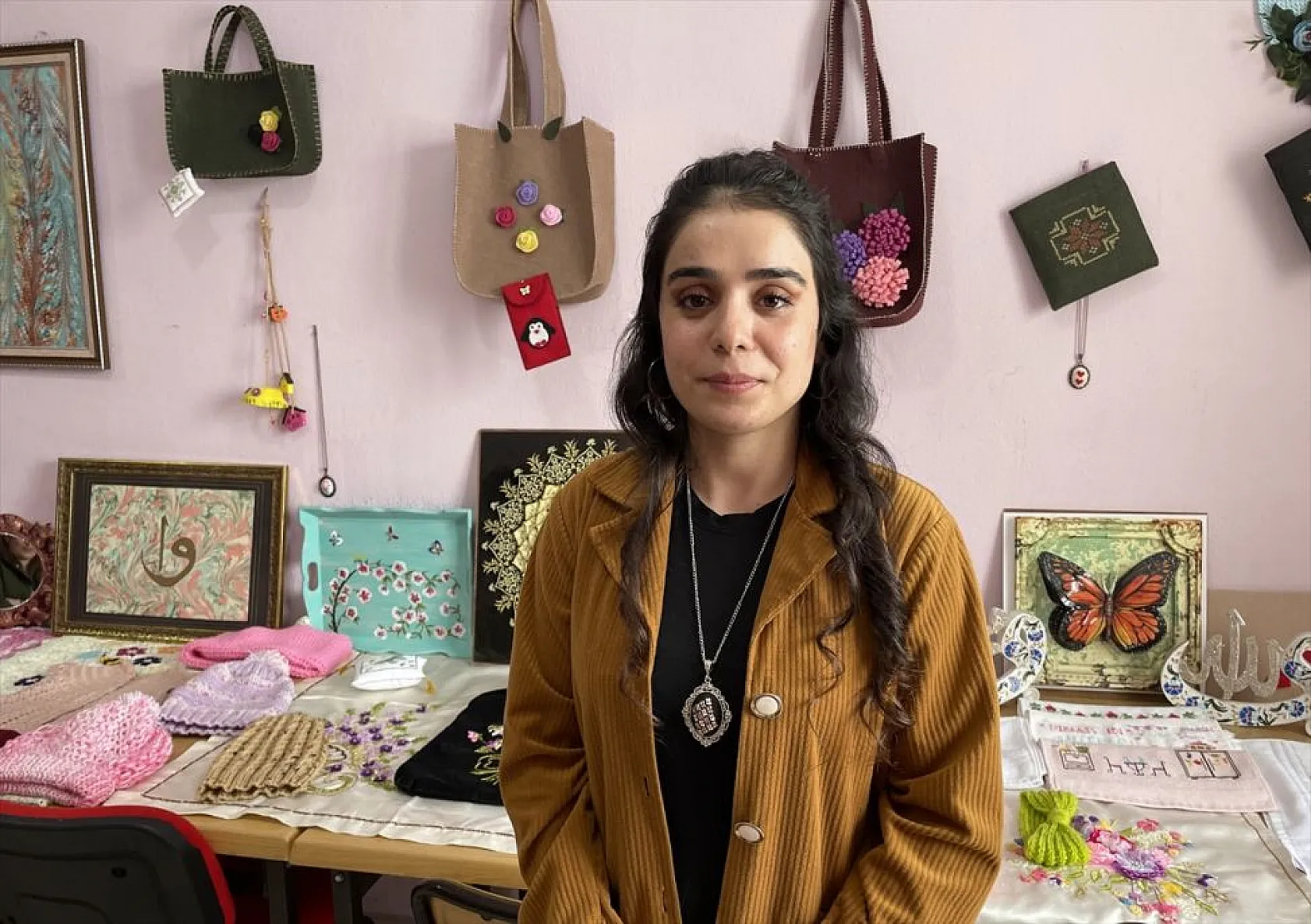 Üniversiteli kızlar, Türk el sanatlarını öğreniyor