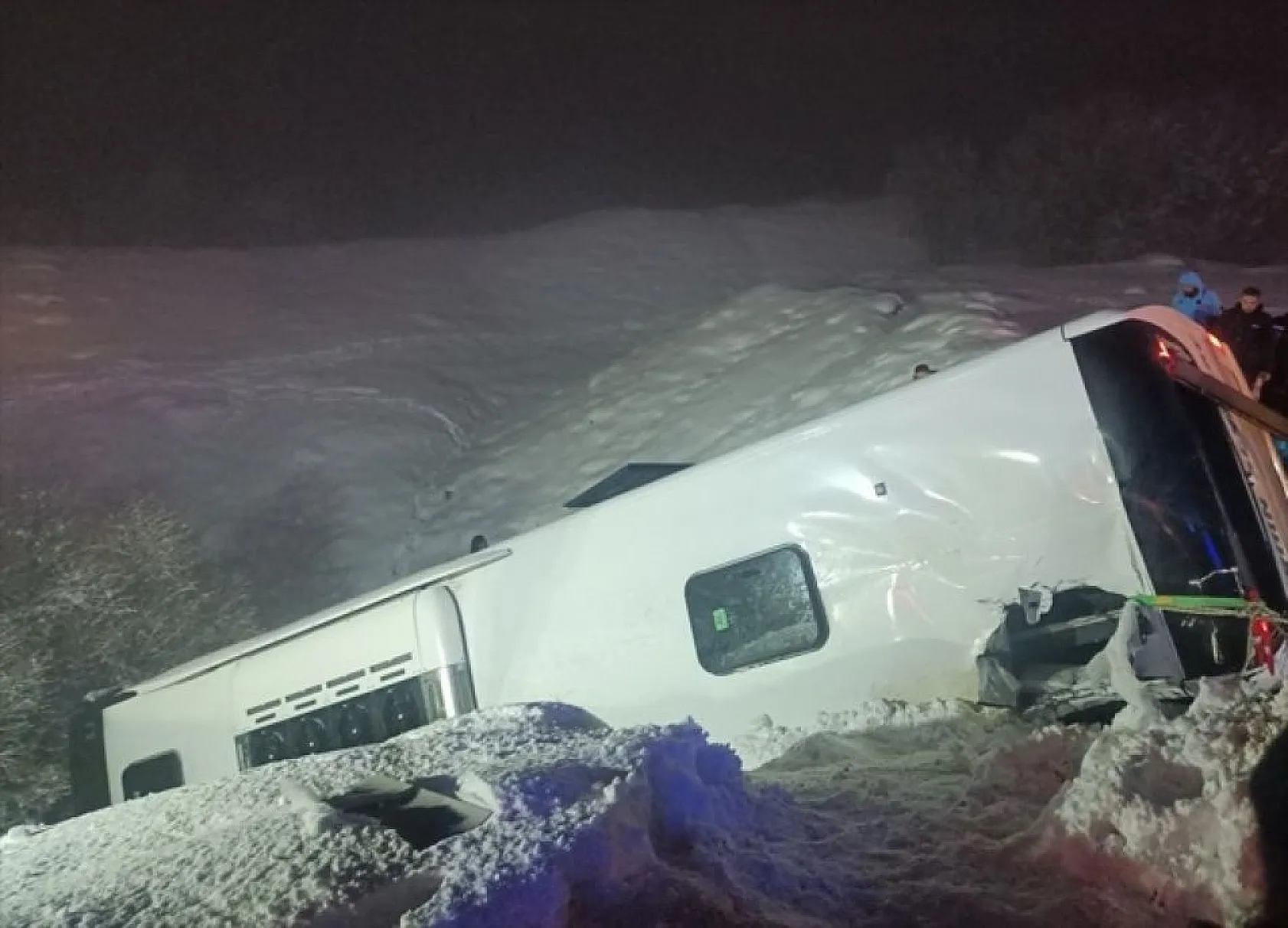 Bingöl'de yolcu otobüsü devrildi! Ölü ve yaralılar var