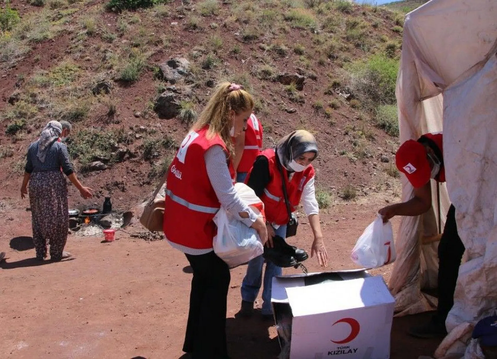 Mangal kömürü işçilerinin çadırda yaşamı başladı