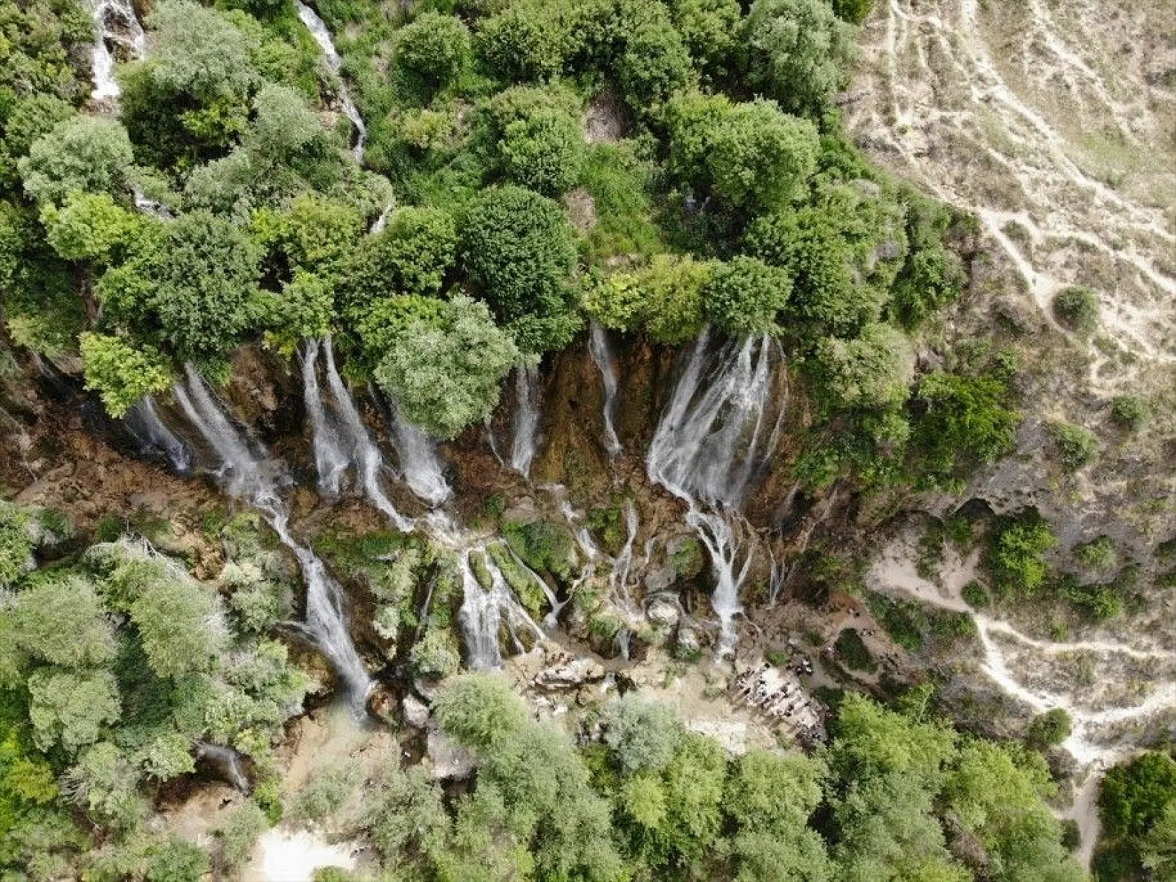'Girlevik Şelalesi' güzelliğiyle hayran bırakıyor