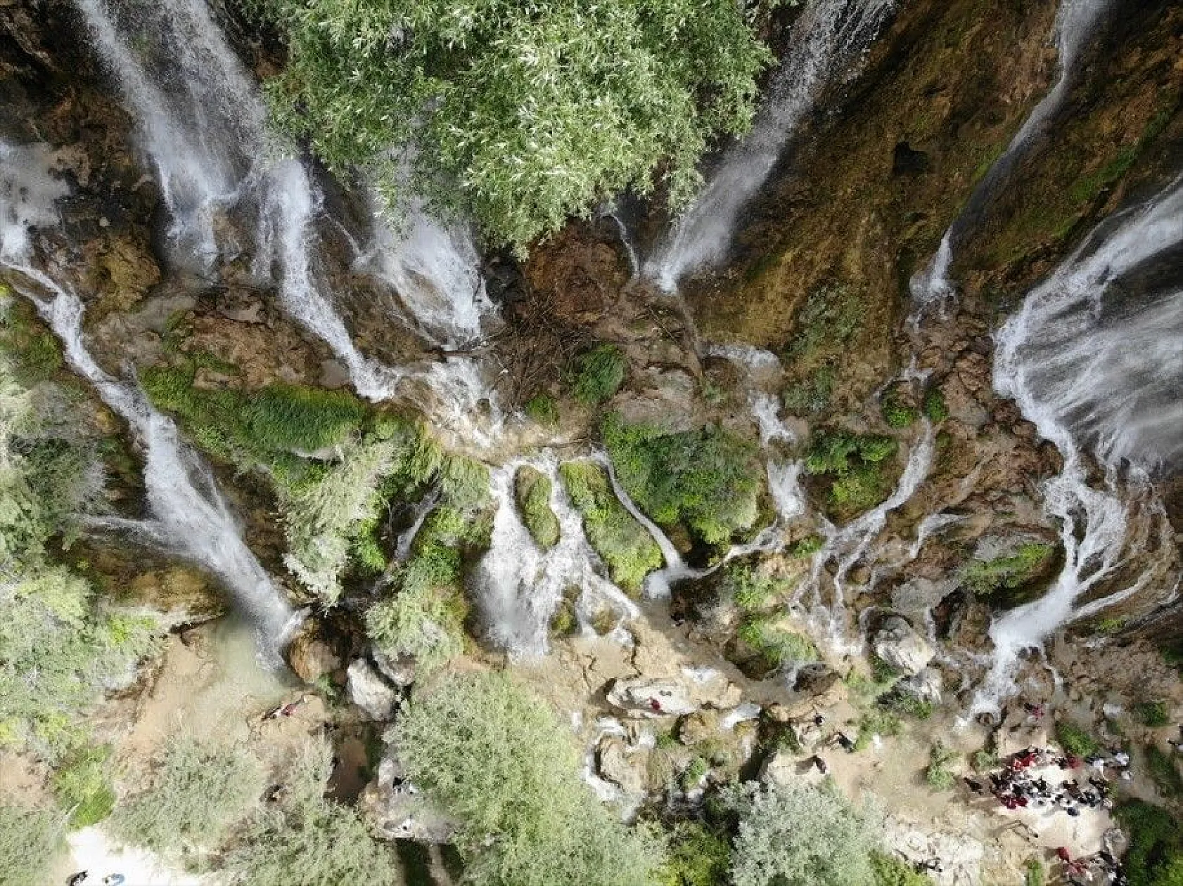 'Girlevik Şelalesi' güzelliğiyle hayran bırakıyor