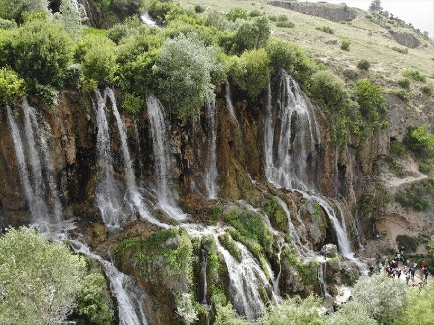 'Girlevik Şelalesi' güzelliğiyle hayran bırakıyor