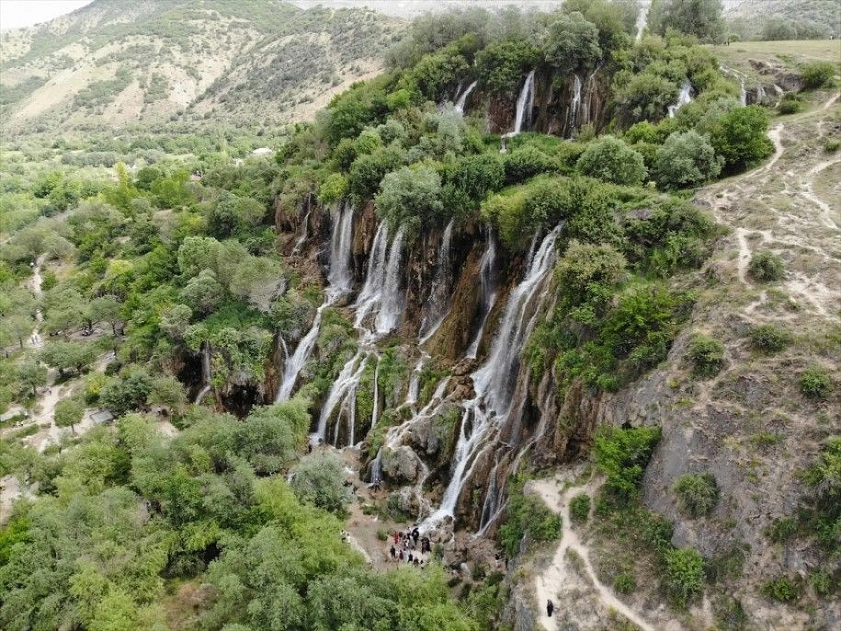 'Girlevik Şelalesi' güzelliğiyle hayran bırakıyor