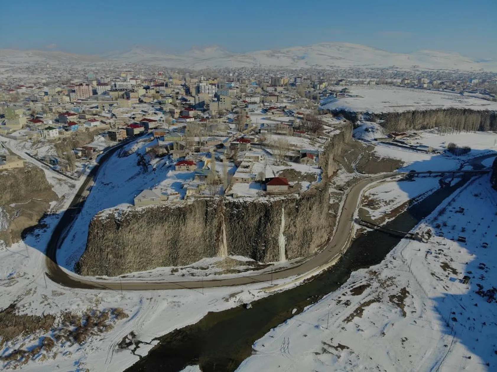 Beyaza bürünen Murat Kanyonu, manzarasıyla görenleri mest ediyor