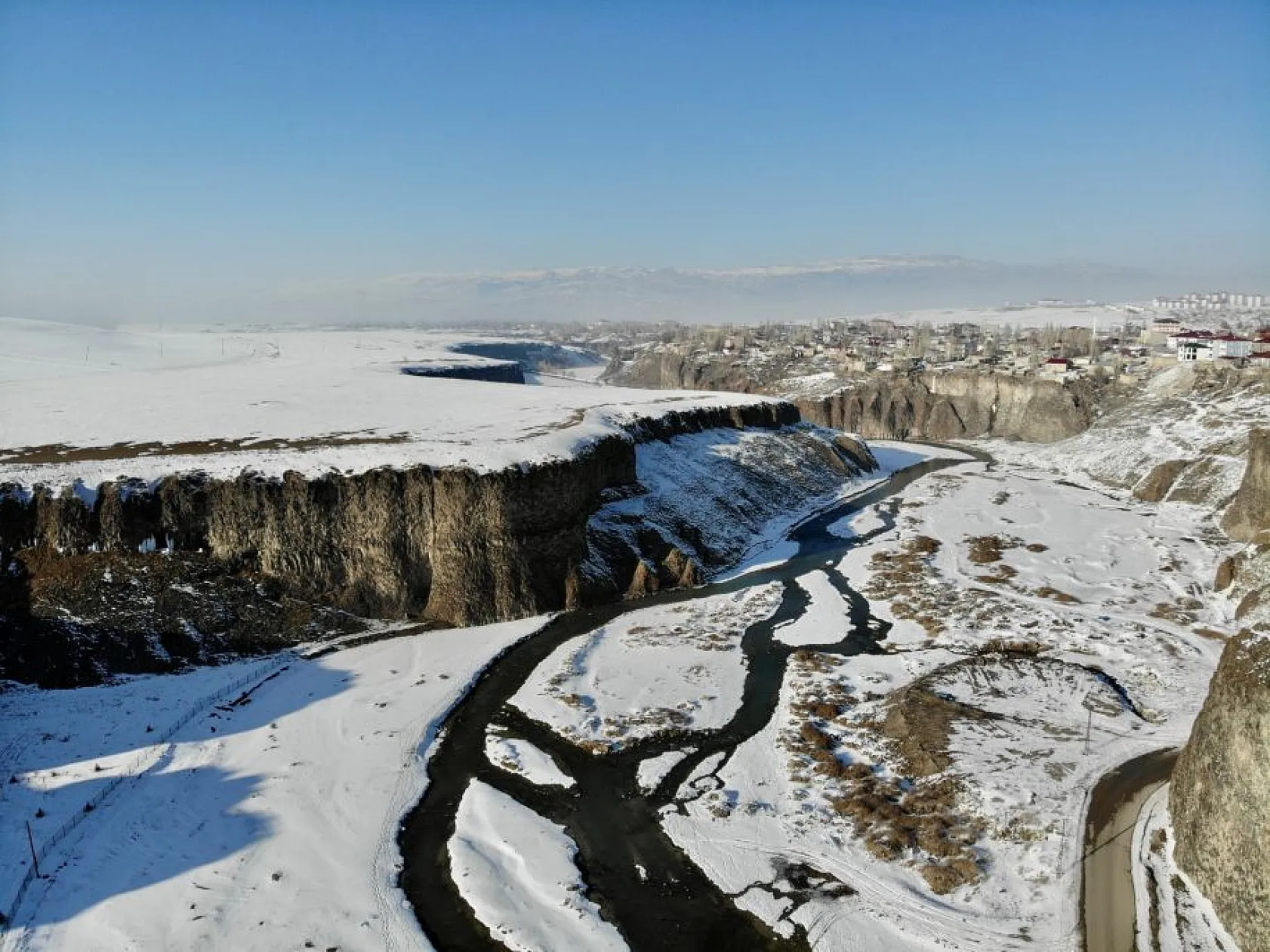 Beyaza bürünen Murat Kanyonu, manzarasıyla görenleri mest ediyor