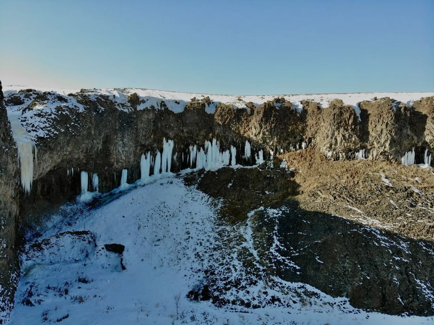 Beyaza bürünen Murat Kanyonu, manzarasıyla görenleri mest ediyor