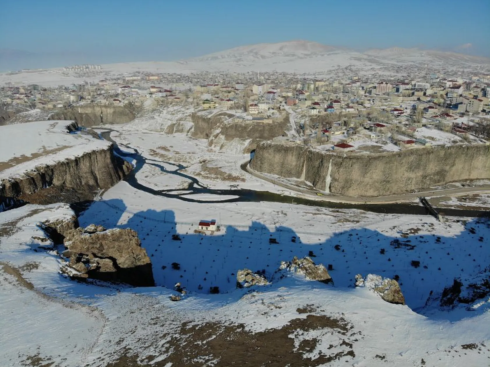 Beyaza bürünen Murat Kanyonu, manzarasıyla görenleri mest ediyor