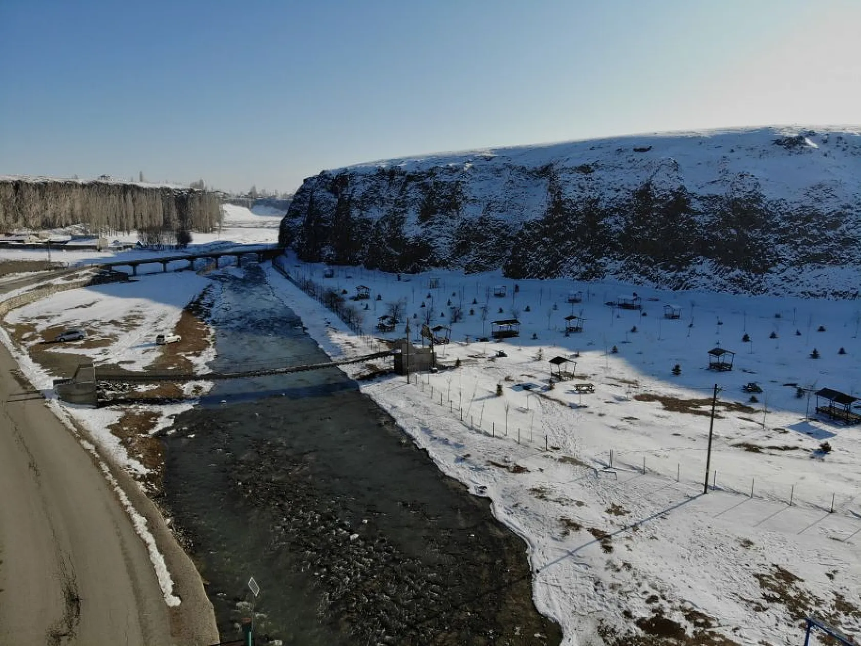 Beyaza bürünen Murat Kanyonu, manzarasıyla görenleri mest ediyor