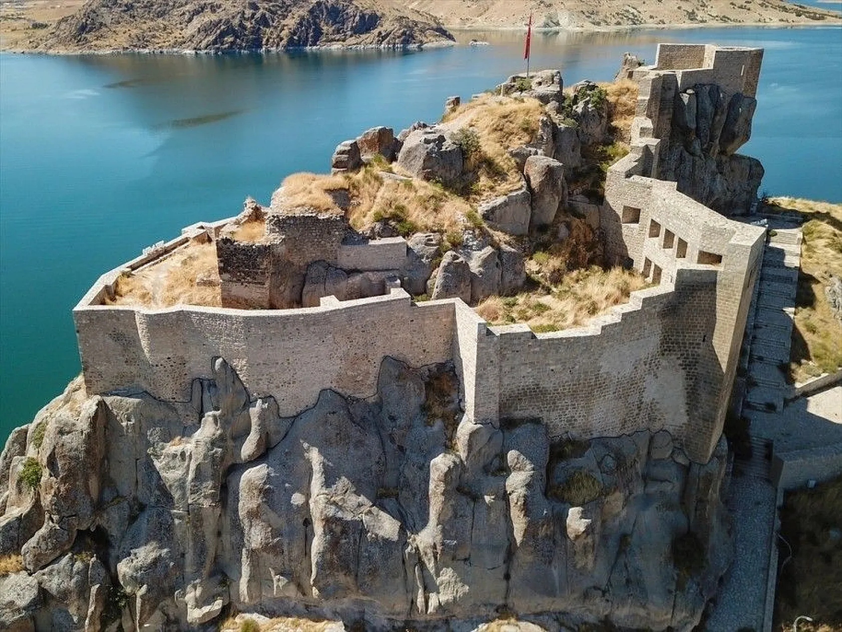 Tarihi Pertek Kalesi turistlerin uğrak yeri olacak