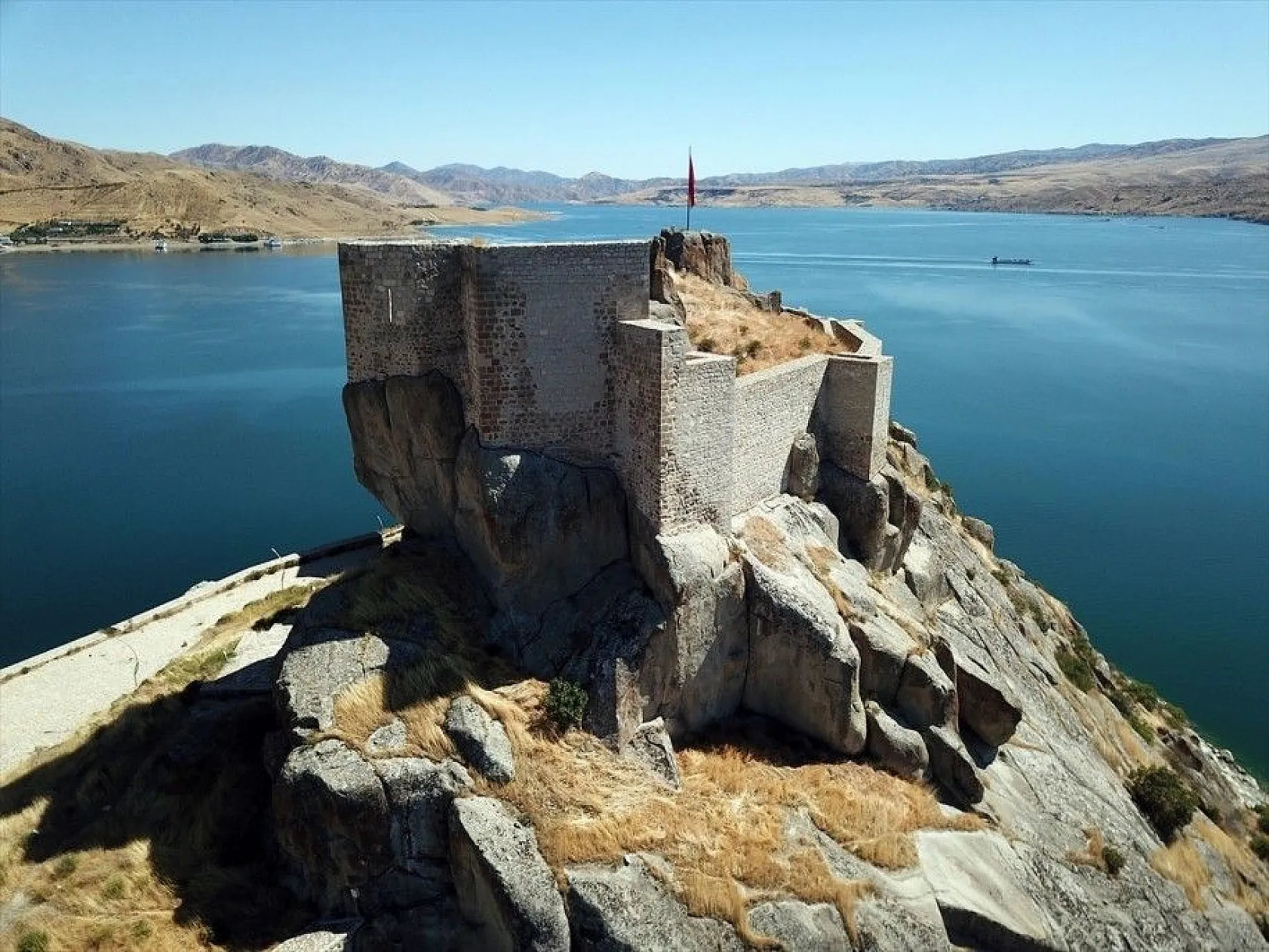 Tarihi Pertek Kalesi turistlerin uğrak yeri olacak