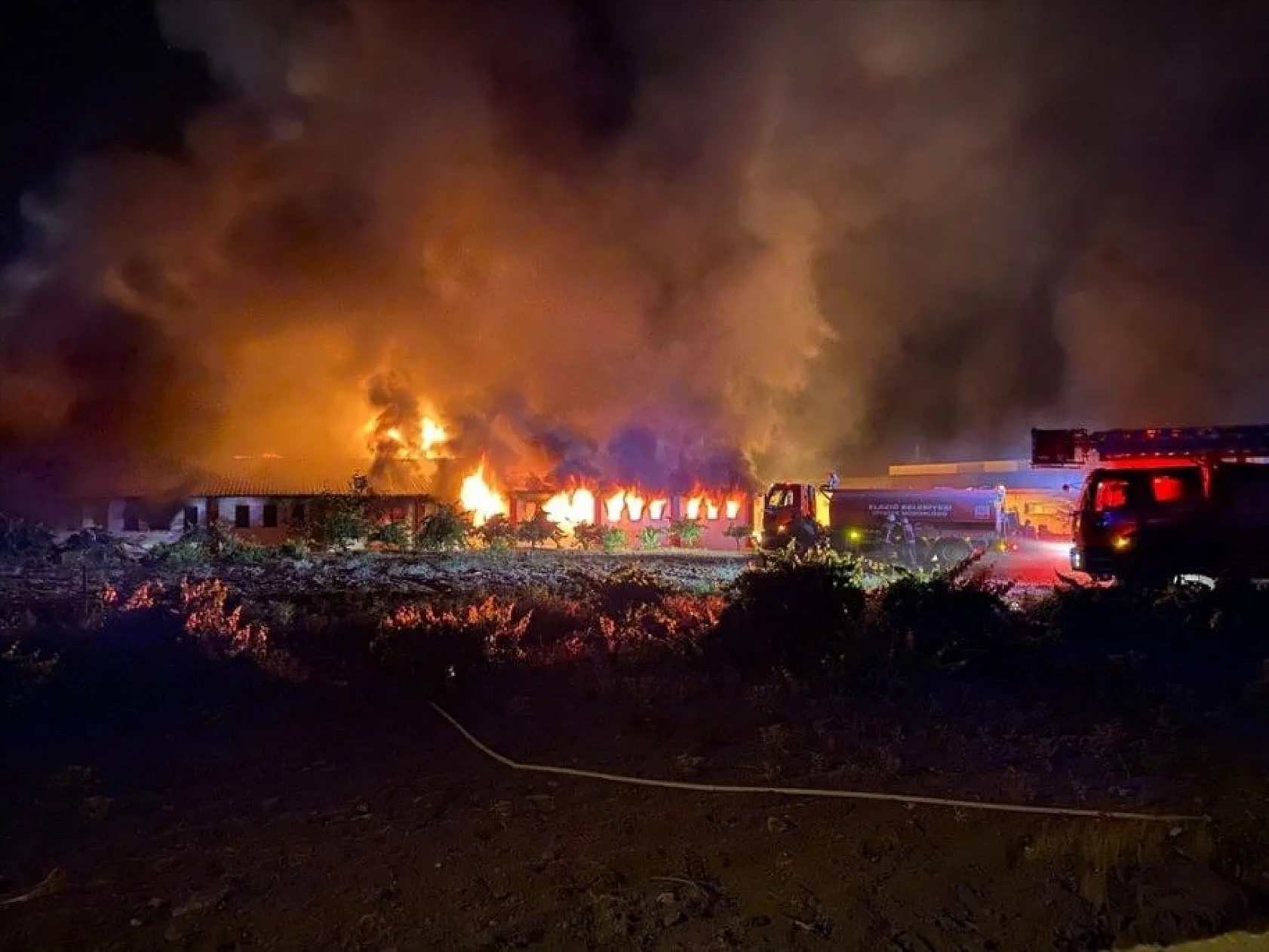 Elazığ'daki büyük yangın fotoğraf karelerine böyle yansıdı
