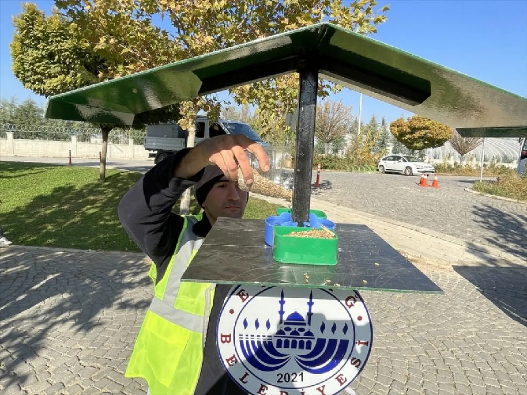 Hayvan dostu belediye sokaklardan mama ve suyu eksik etmiyor