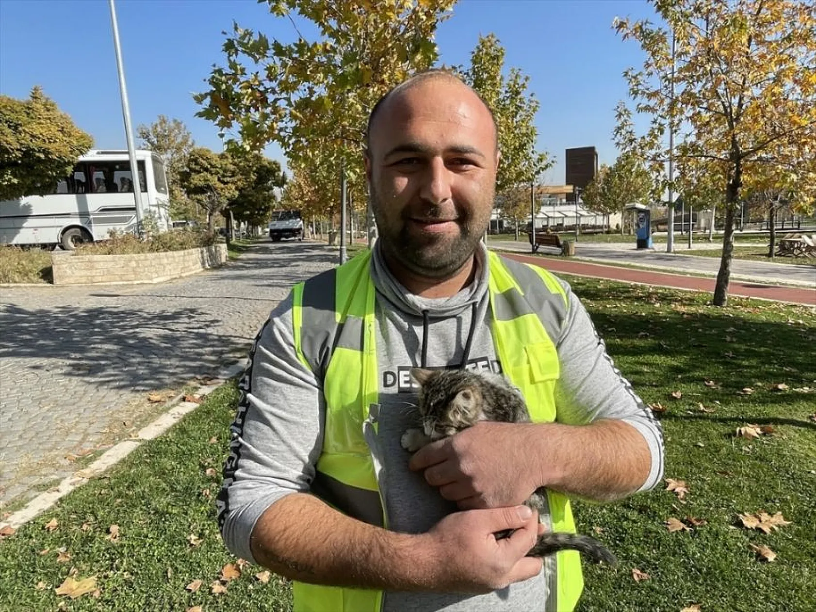 Hayvan dostu belediye sokaklardan mama ve suyu eksik etmiyor