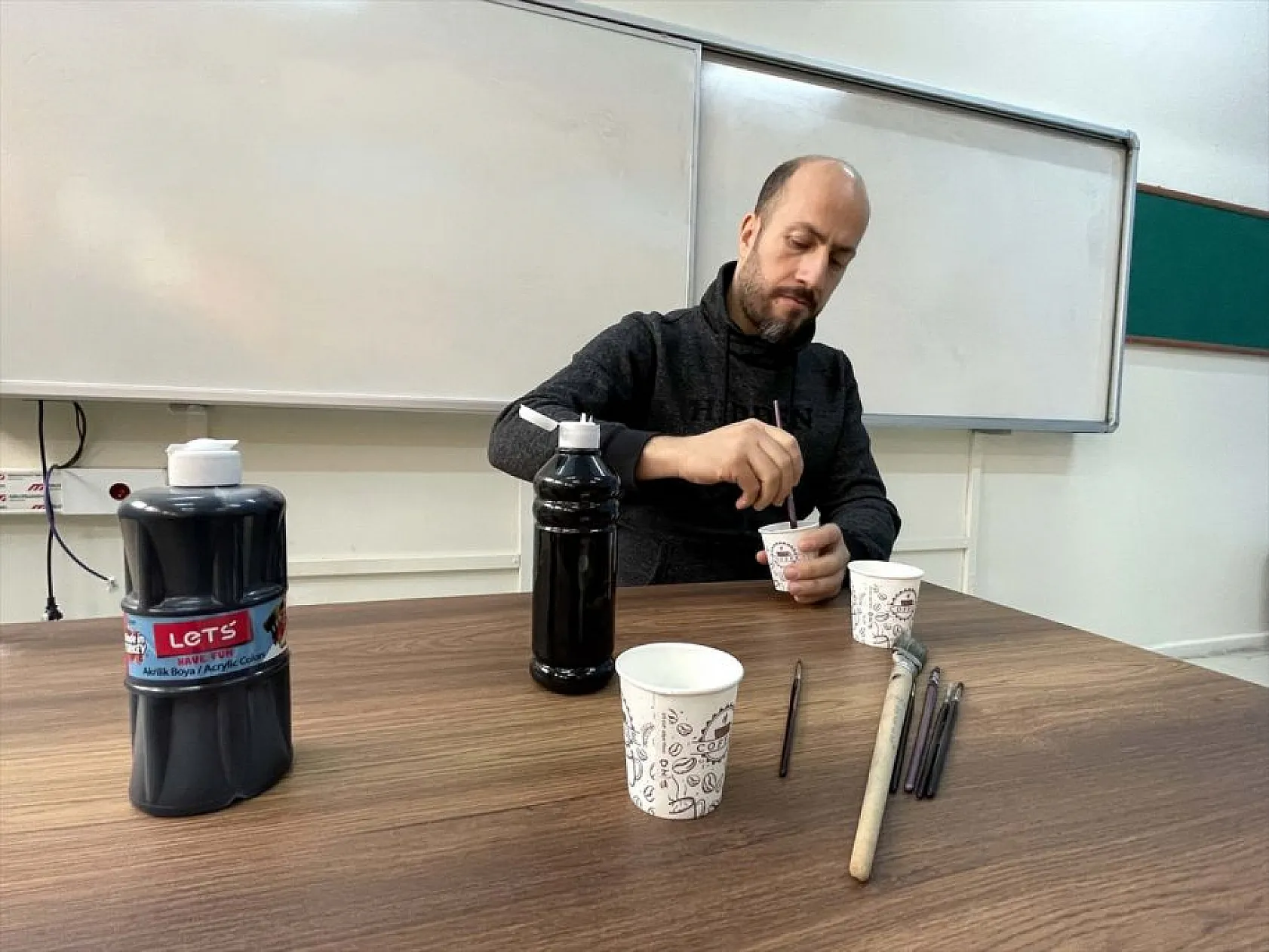 Resim öğretmenleri kütüphane duvarlarını tuvale dönüştürdü