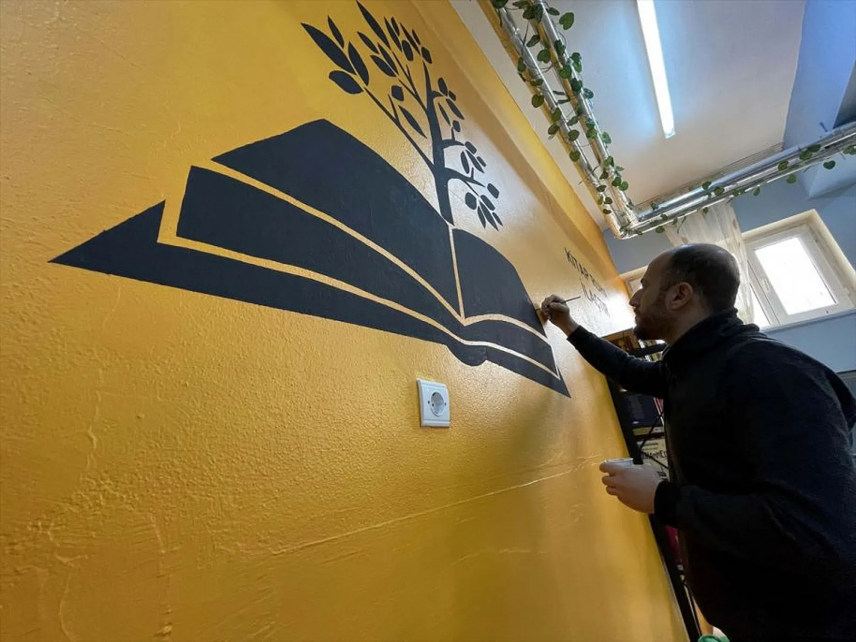 Resim öğretmenleri kütüphane duvarlarını tuvale dönüştürdü