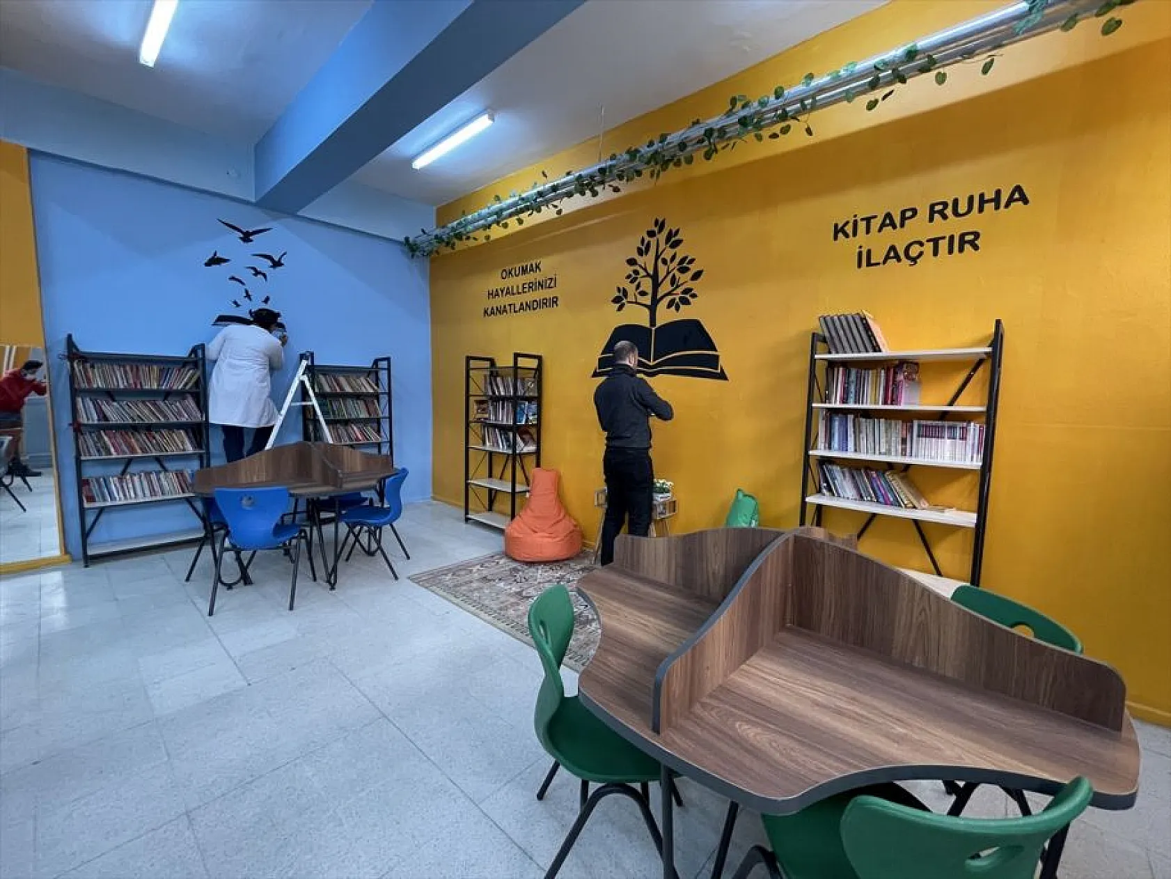 Resim öğretmenleri kütüphane duvarlarını tuvale dönüştürdü