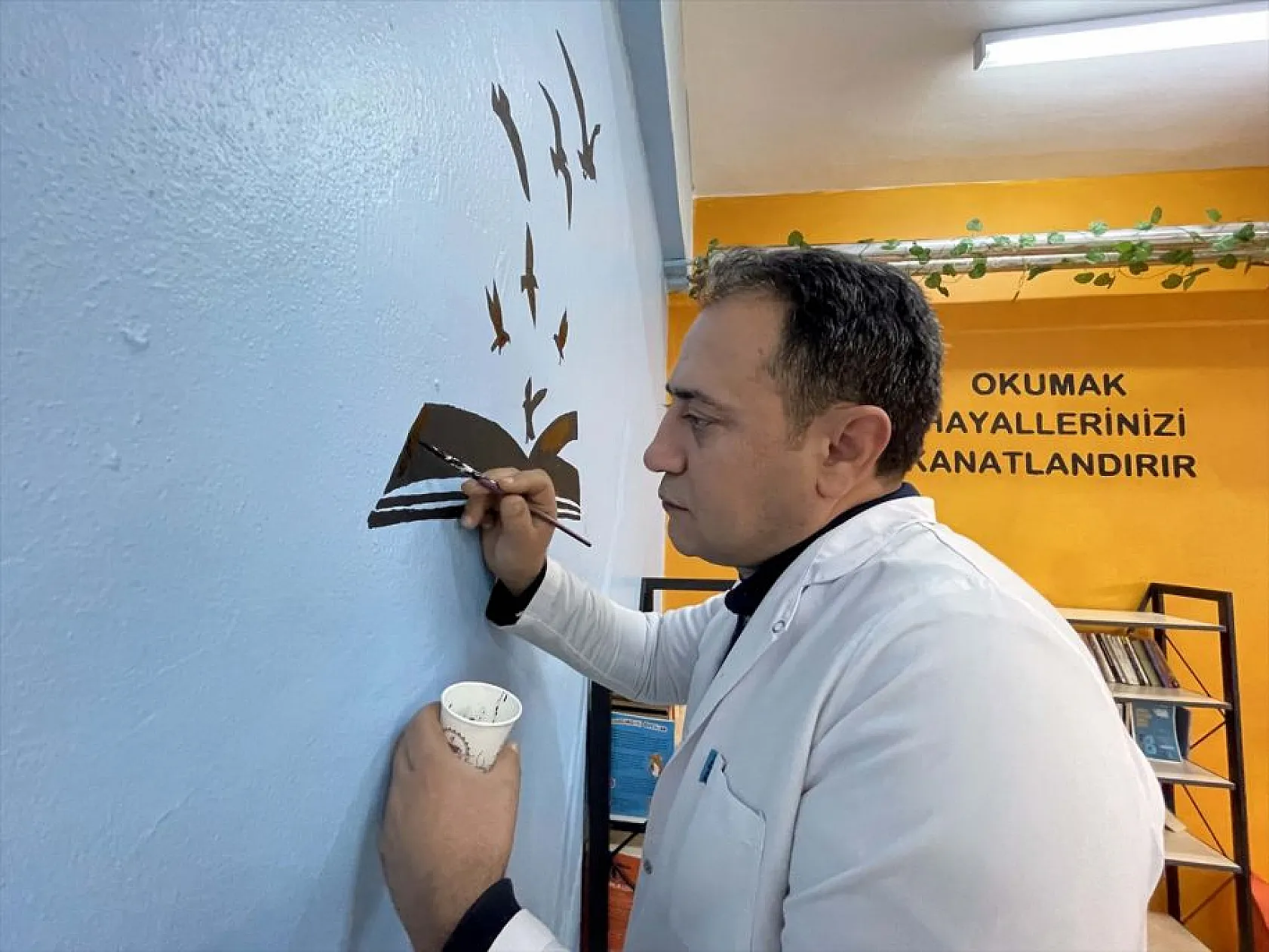 Resim öğretmenleri kütüphane duvarlarını tuvale dönüştürdü
