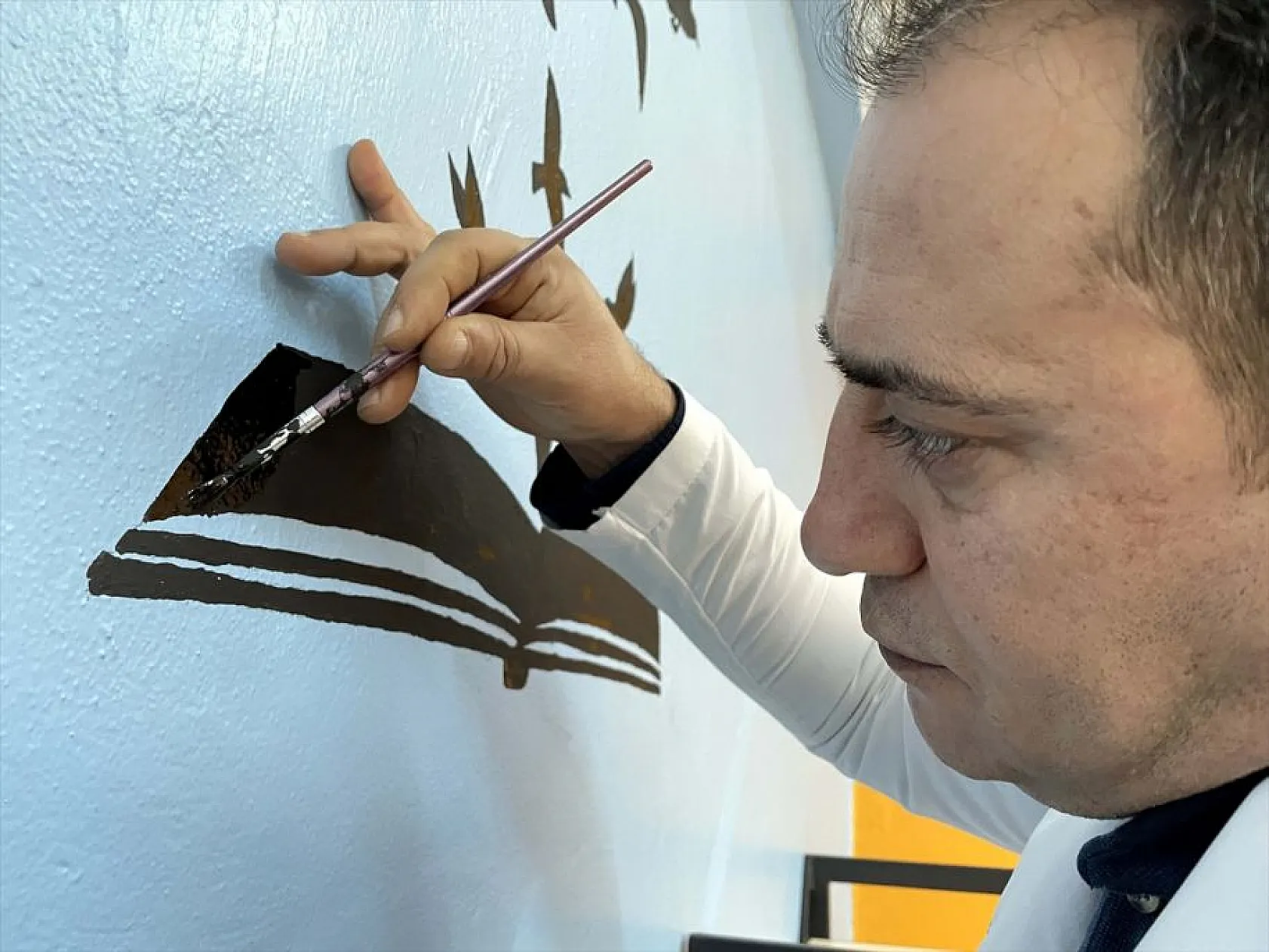 Resim öğretmenleri kütüphane duvarlarını tuvale dönüştürdü