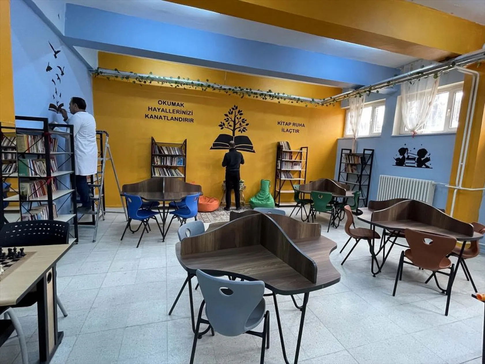 Resim öğretmenleri kütüphane duvarlarını tuvale dönüştürdü