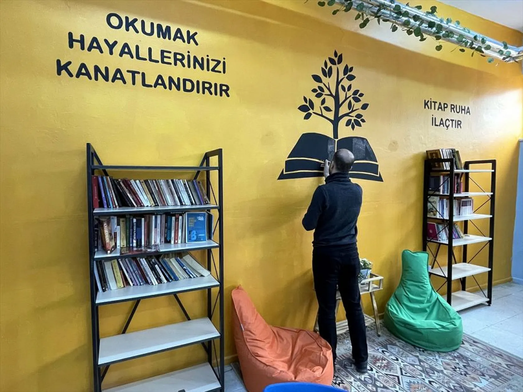 Resim öğretmenleri kütüphane duvarlarını tuvale dönüştürdü