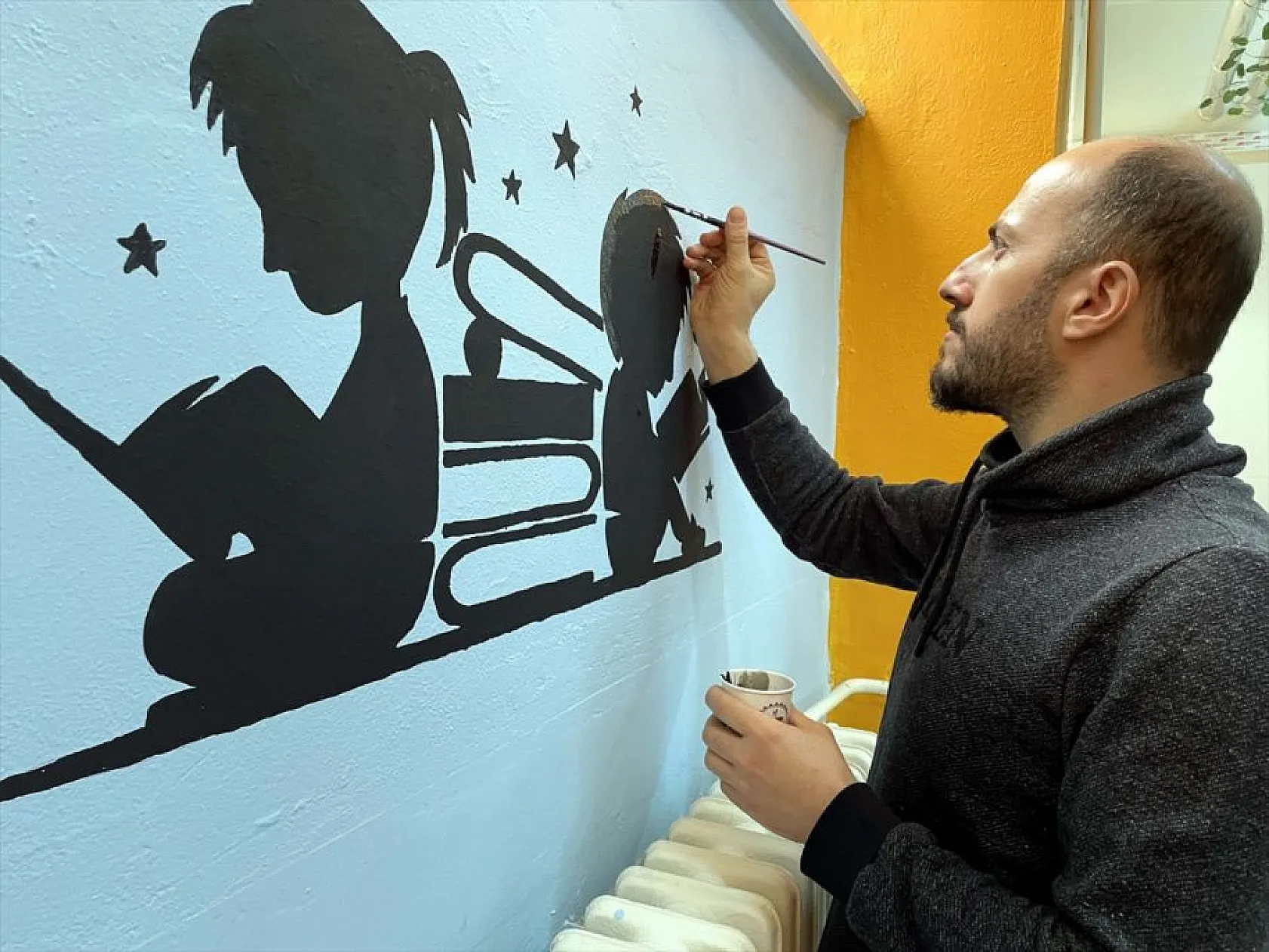 Resim öğretmenleri kütüphane duvarlarını tuvale dönüştürdü