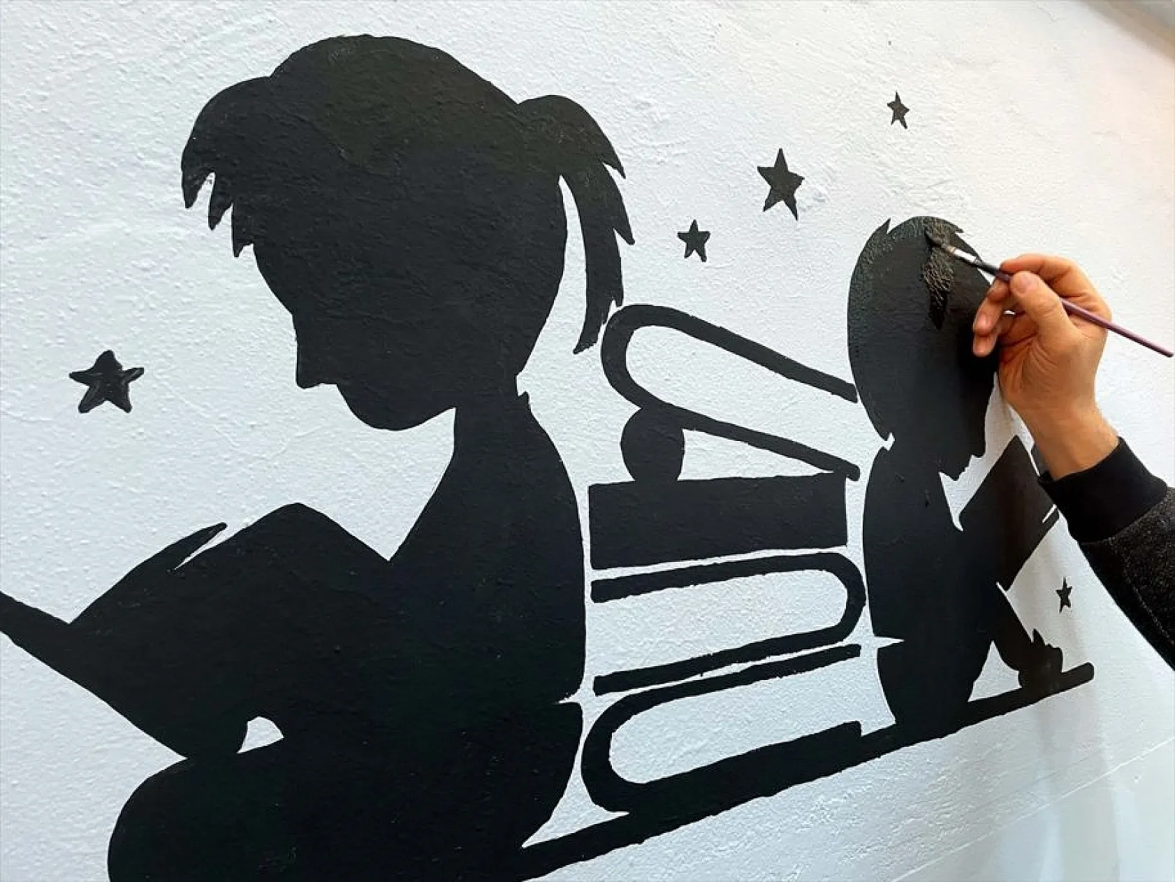 Resim öğretmenleri kütüphane duvarlarını tuvale dönüştürdü