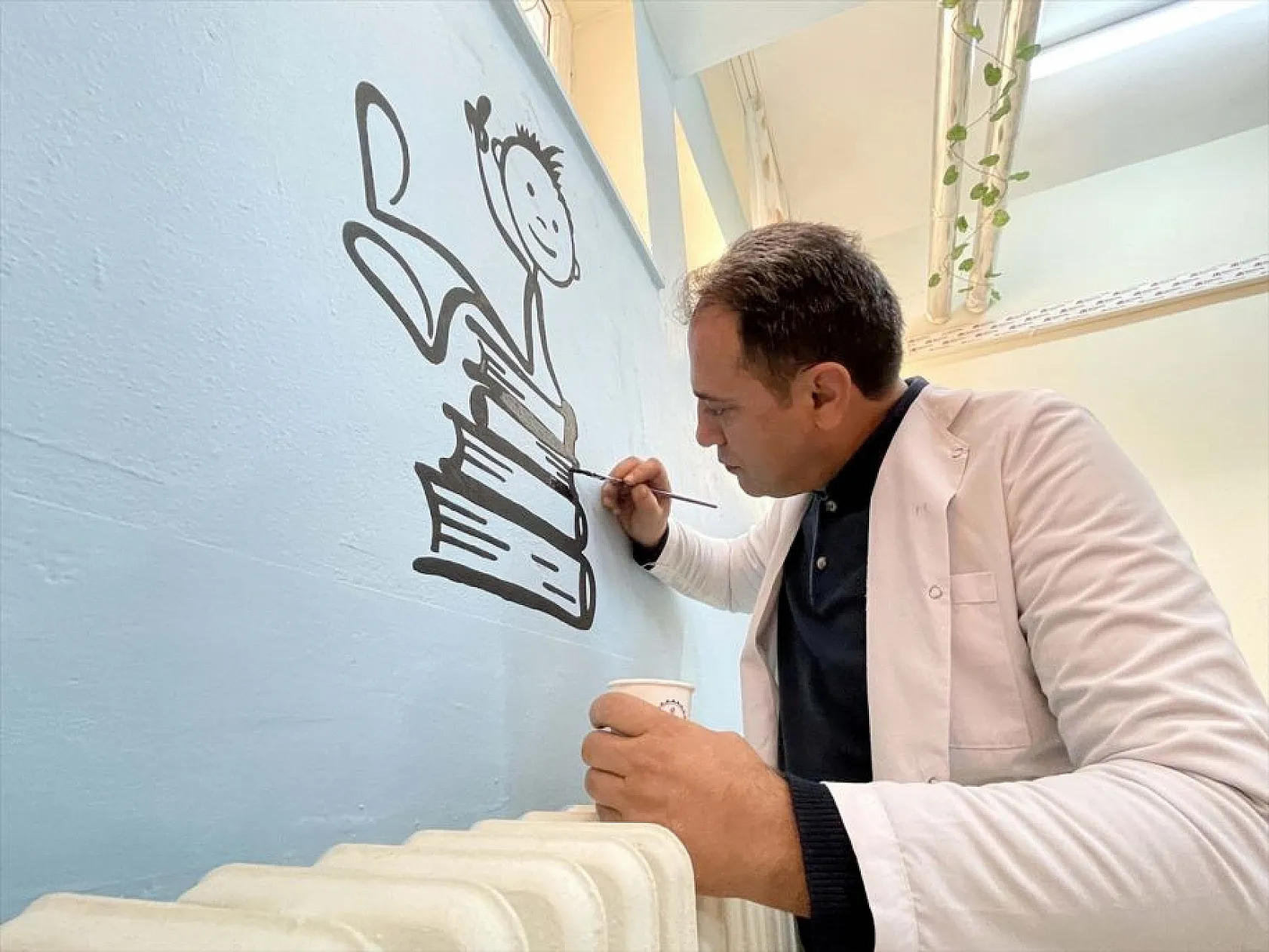 Resim öğretmenleri kütüphane duvarlarını tuvale dönüştürdü