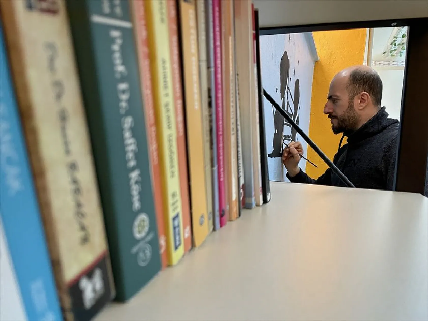 Resim öğretmenleri kütüphane duvarlarını tuvale dönüştürdü