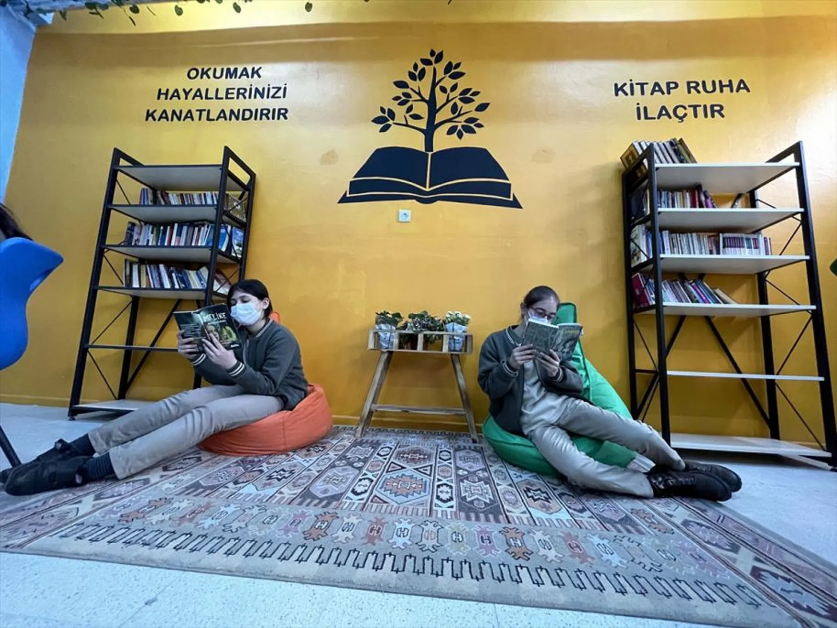 Resim öğretmenleri kütüphane duvarlarını tuvale dönüştürdü