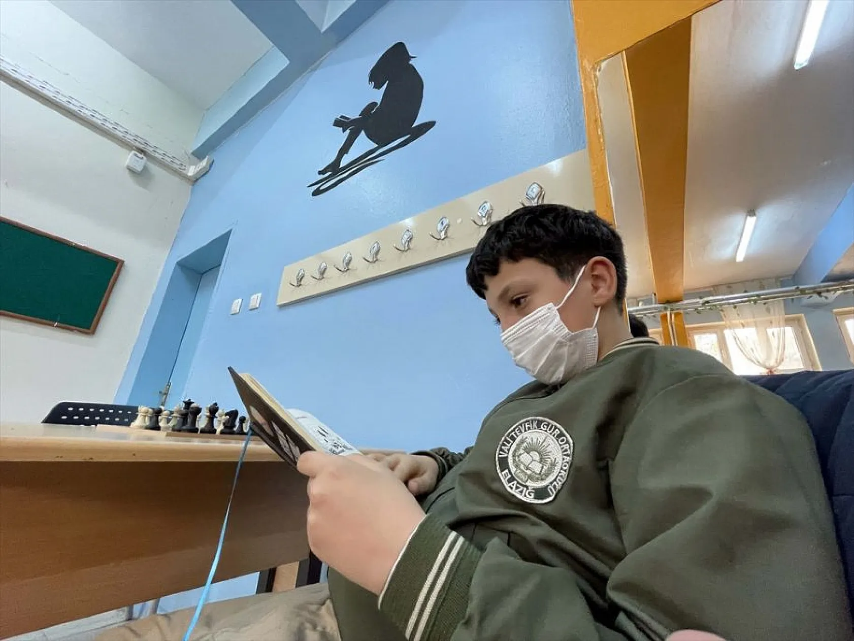 Resim öğretmenleri kütüphane duvarlarını tuvale dönüştürdü