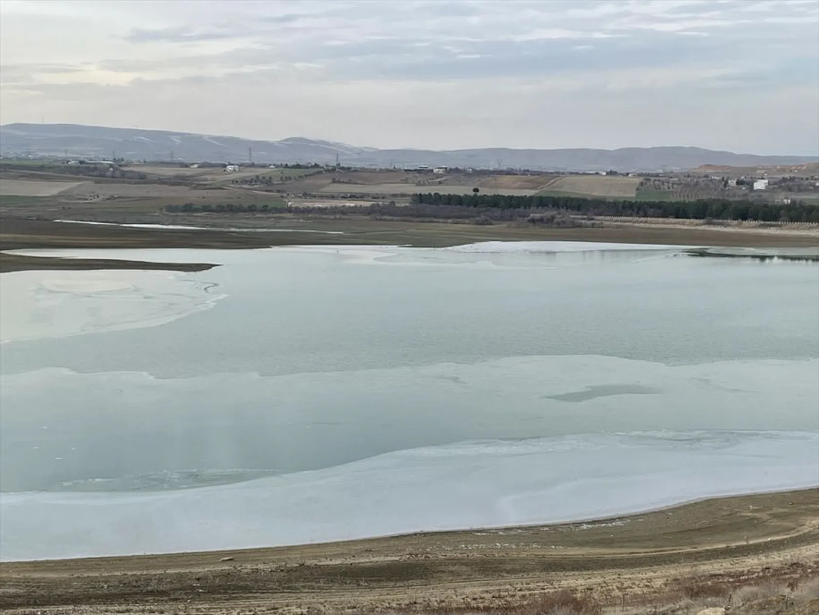 Cip Baraj Gölü kısmen buz tuttu