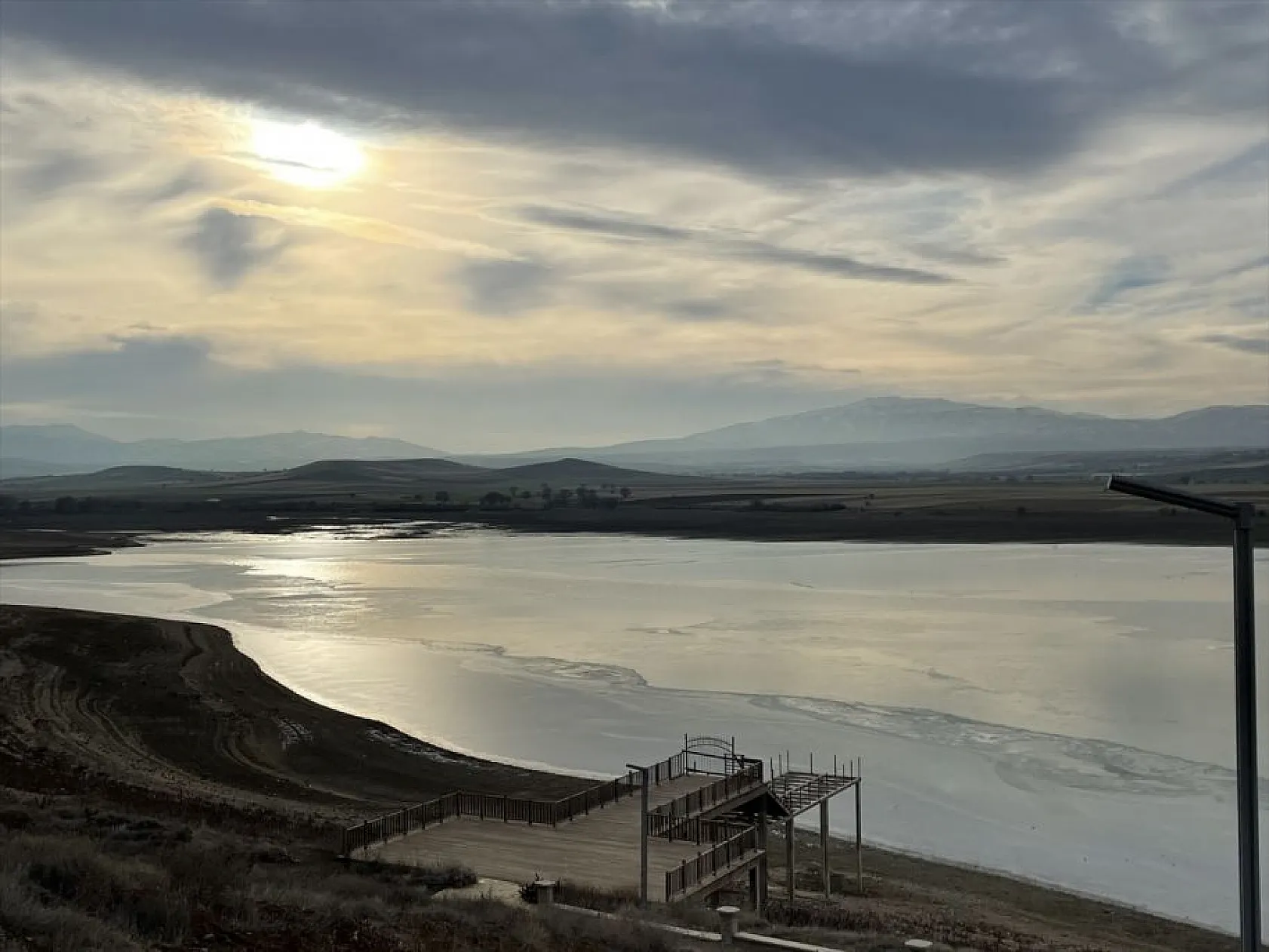Cip Baraj Gölü kısmen buz tuttu
