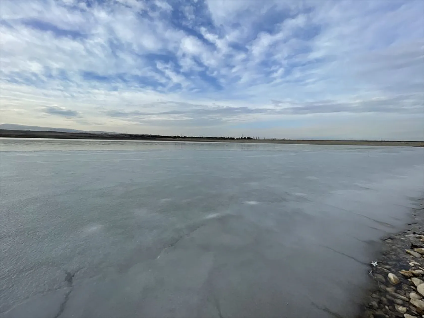 Cip Baraj Gölü kısmen buz tuttu