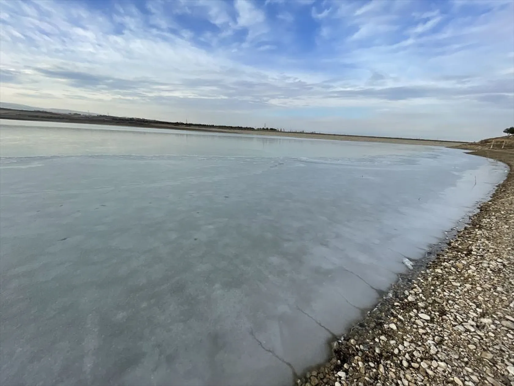 Cip Baraj Gölü kısmen buz tuttu