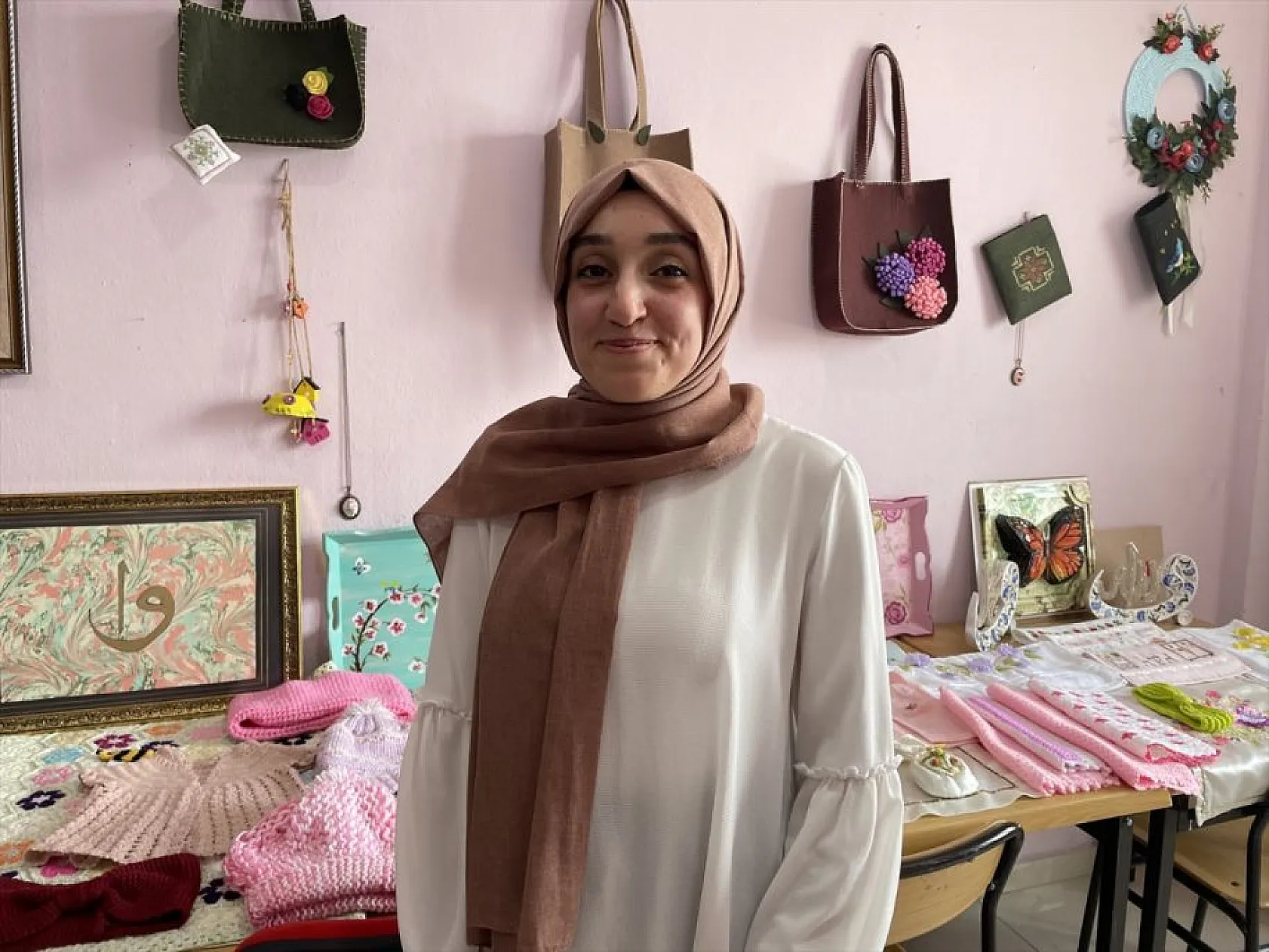 Üniversiteli kızlar, Türk el sanatlarını öğreniyor