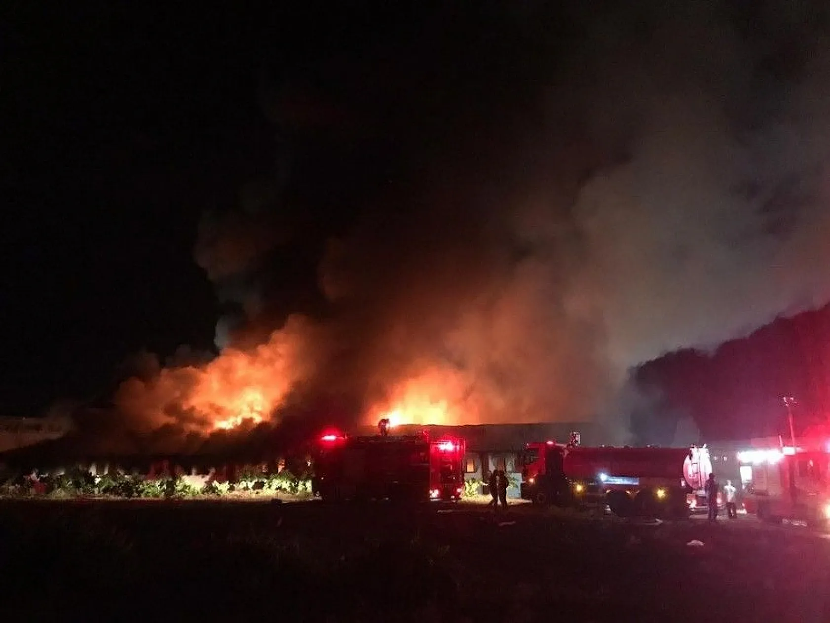 Elazığ'daki büyük yangın fotoğraf karelerine böyle yansıdı