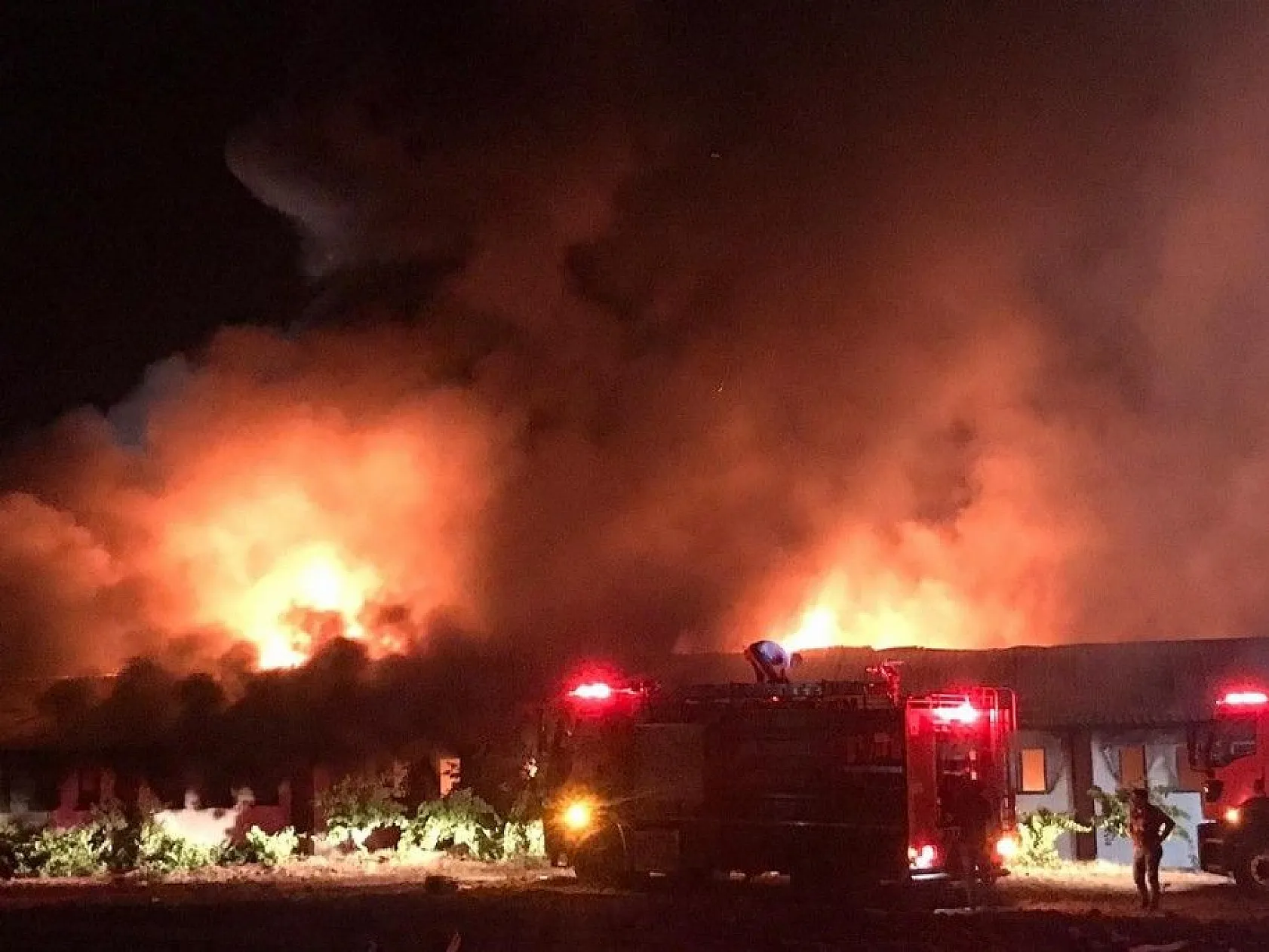 Elazığ'daki büyük yangın fotoğraf karelerine böyle yansıdı