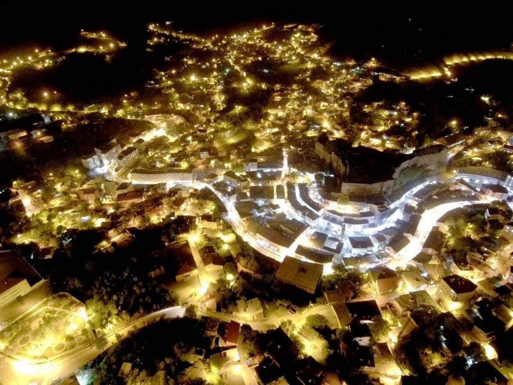 7 bin yıllık Bitlis'in gece görüntüsü göz kamaştırıyor