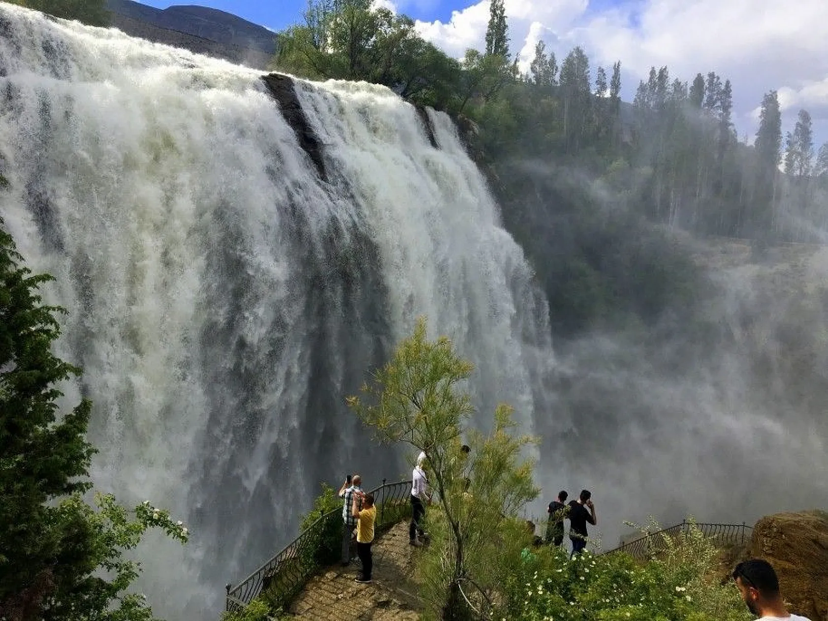 Tortum Şelalesi ziyaretçilerini büyülüyor
