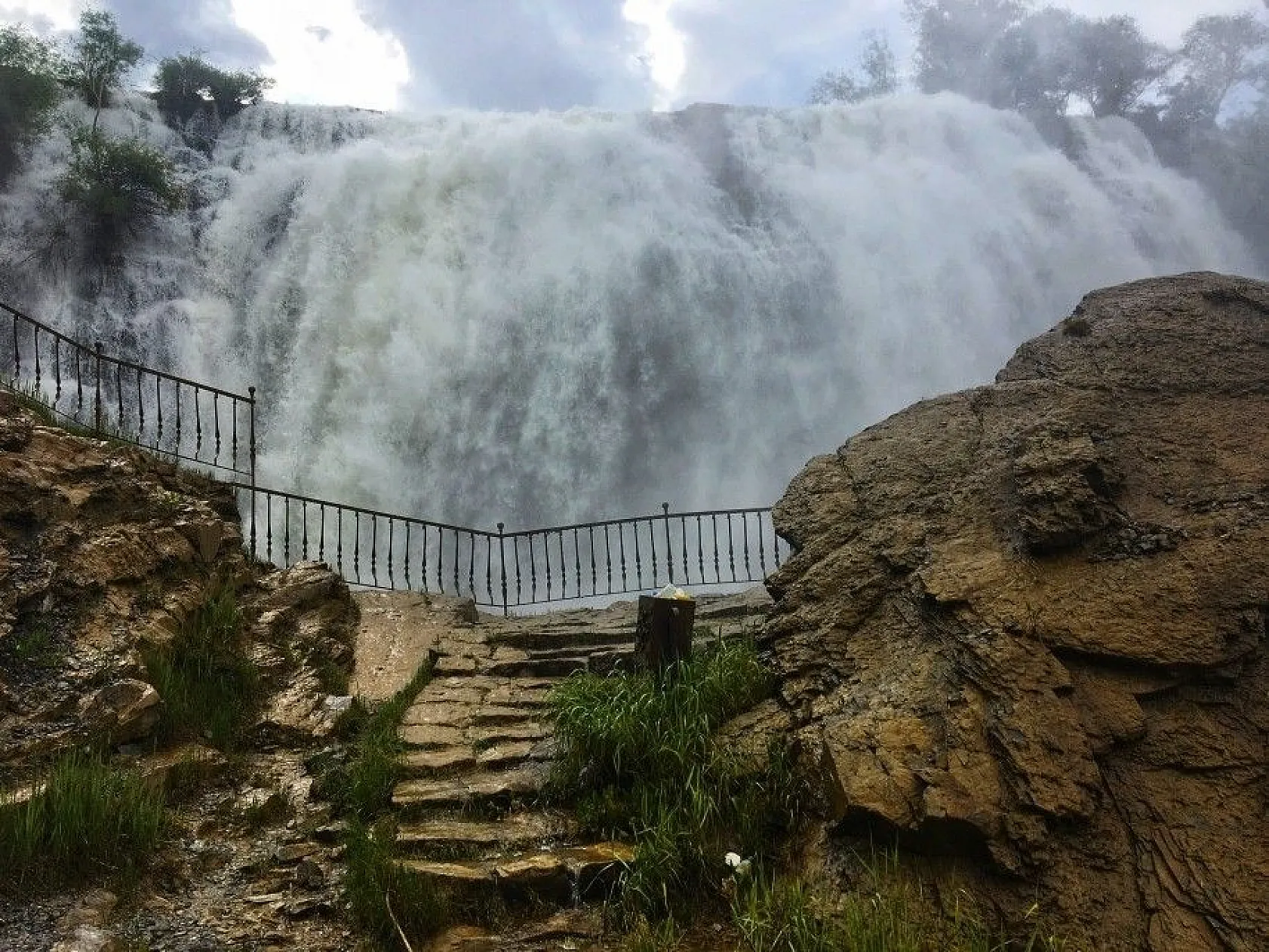 Tortum Şelalesi ziyaretçilerini büyülüyor