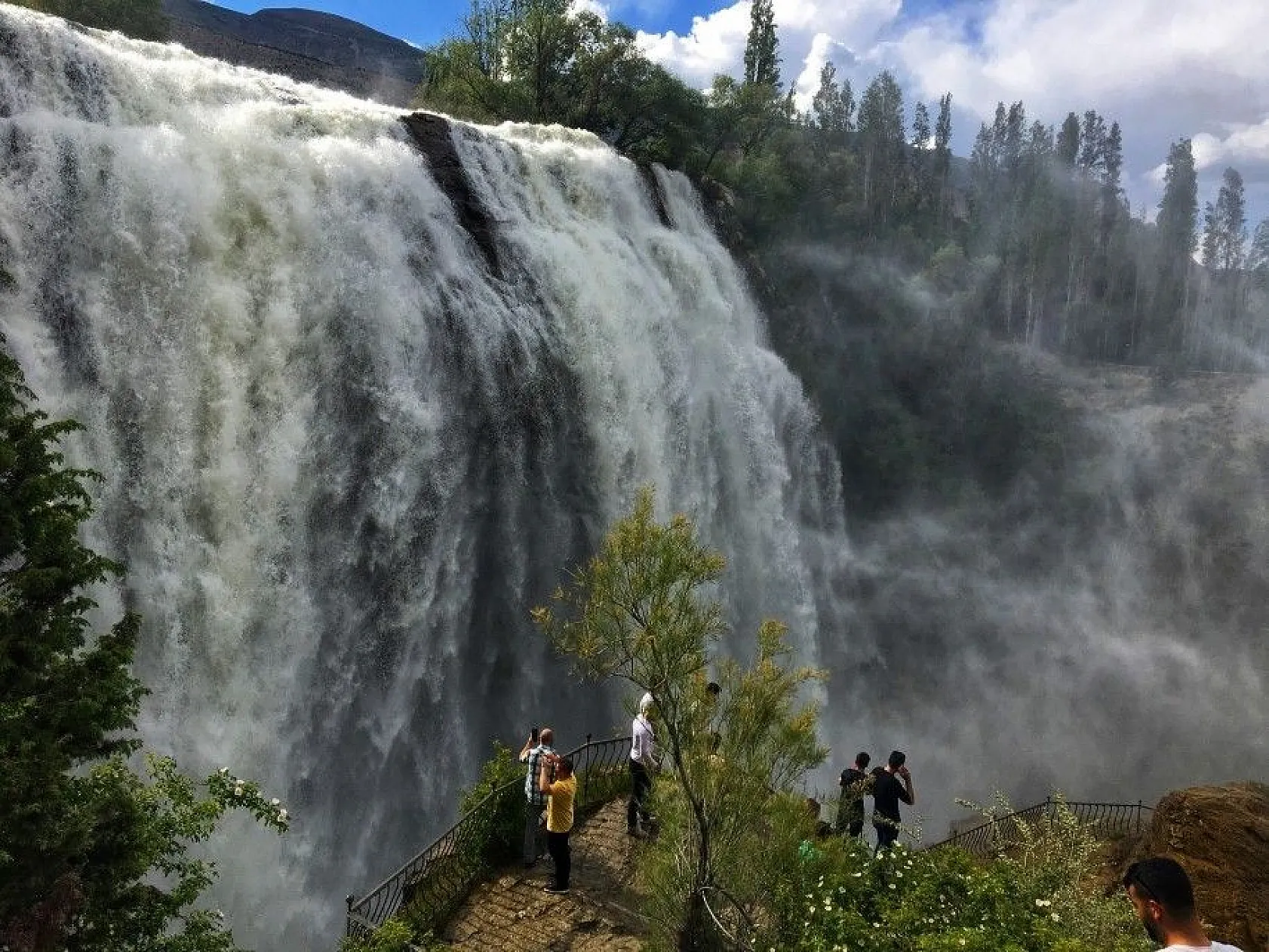 Tortum Şelalesi ziyaretçilerini büyülüyor